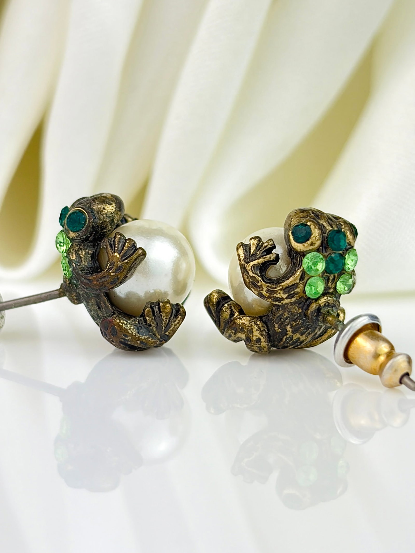 VINTAGE PEARL FROG GREEN PASTE EARRINGS: VINTAGE PEARL FROG GREEN PASTE EARRINGS Such a fun pair of earrings where the frog is golding the pearl!
