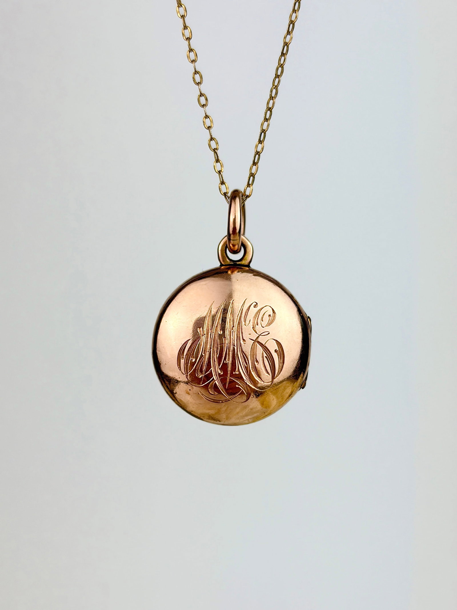 ANTIQUE PUFFED LOCKET PENDANT WITH 'MME' MONOGRAM ON CHAIN IN 9ct GOLD: ANTIQUE PUFFED LOCKET PENDANT WITH 'MME' MONOGRAM ON CHAIN IN 9ct GOLD Beautiful rosy-gold locket pendant on a chain.