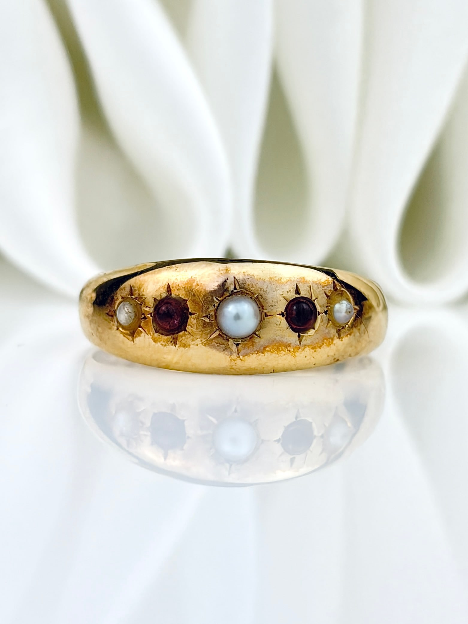 ANTIQUE 18CT YELLOW GOLD GARNET AND PEARL 5 STONE RING: ANTIQUE 18CT YELLOW GOLD GARNET AND PEARL 5 STONE RING Adorable ring! Weight: 1.87g Size: UK R, US 8.75, Width 7.5mm, height off finger 3mm Materials: 18ct gold, garnet, pearl Hallmarks: