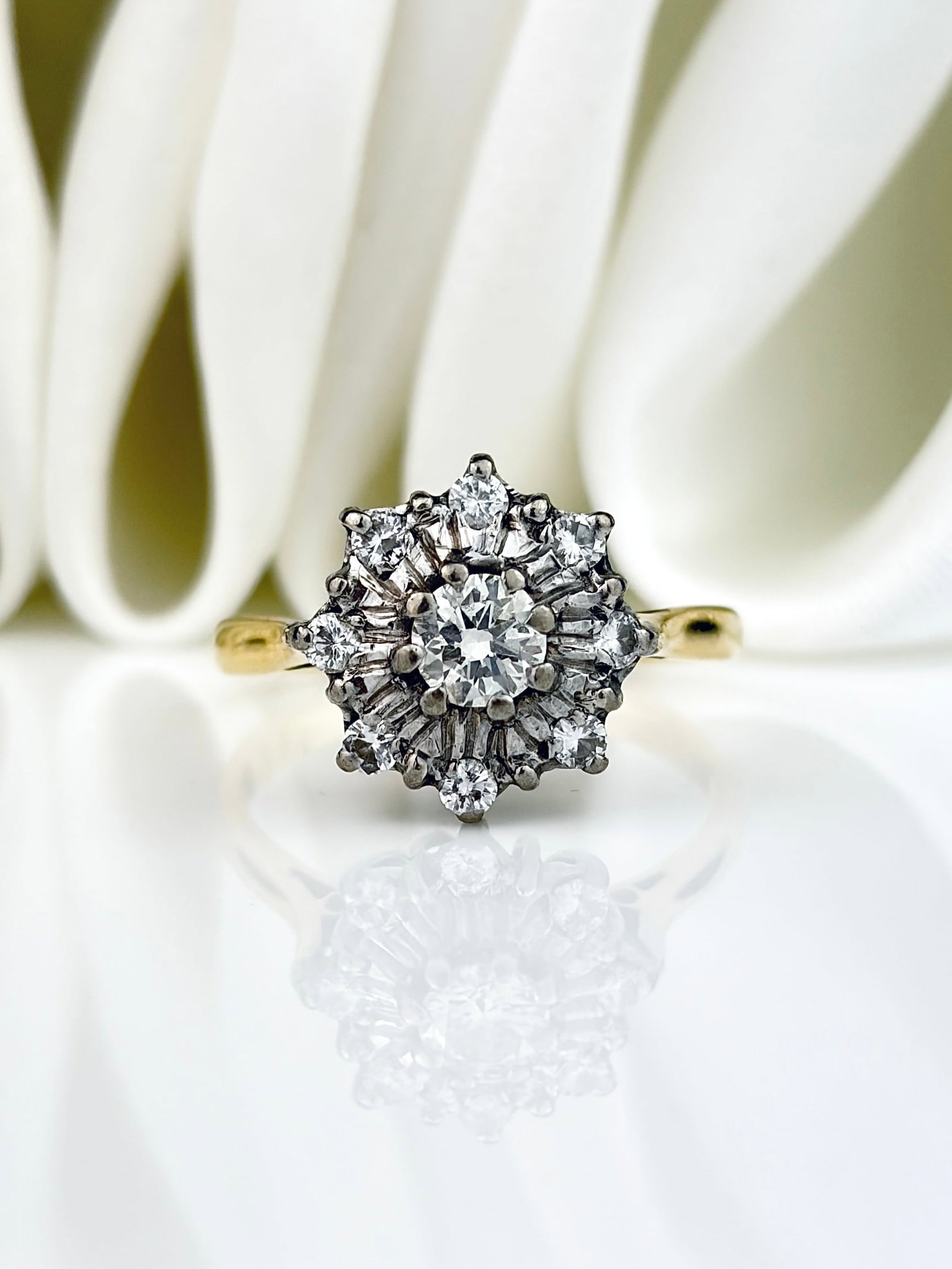 VINTAGE C.1976 18CT GOLD LARGE DIAMOND CLUSTER RING (1 of 10)