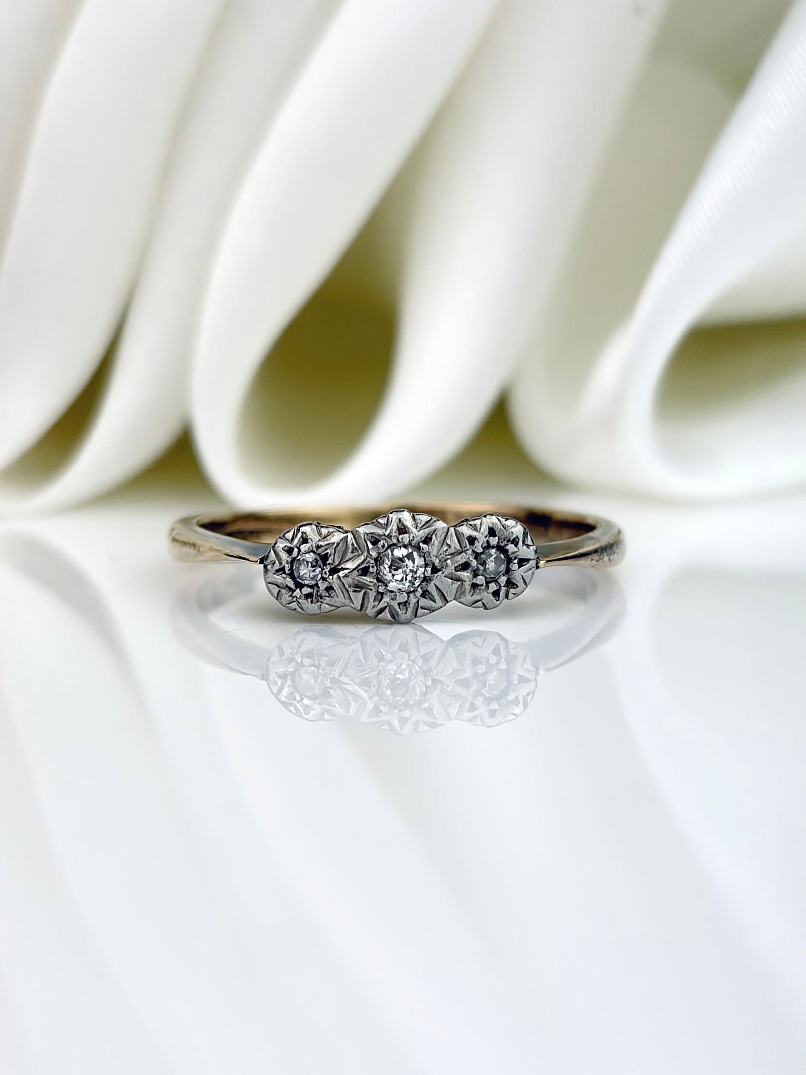 Antique Art Deco 18ct Gold and Platinum Diamond 3 Stone Ring: Antique Art Deco 18ct Gold and Platinum Diamond 3 Stone Ring Pretty ring!