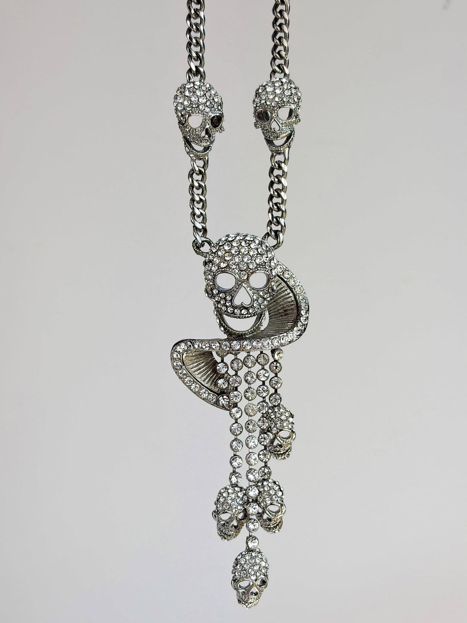 BUTLER & WILSON SKULL NECKLACE IN BOX: BUTLER & WILSON SKULL NECKLACE IN BOX Weight: 90.5g Size: Length 43-52cm adjustable, drop 12cm Condition: Very good overall condition. Some signs of wear are expected given the