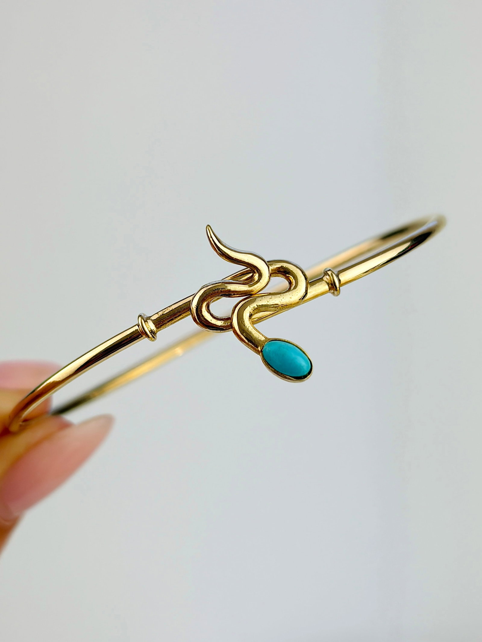 VINTAGE 14CT YELLOW GOLD TURQUOISE HEAD SNAKE BANGLE: VINTAGE 14CT YELLOW GOLD TURQUOISE HEAD SNAKE BANGLE Such a beautiful snake bracelet that clasps by the two parts of the snake hooking on eachother!