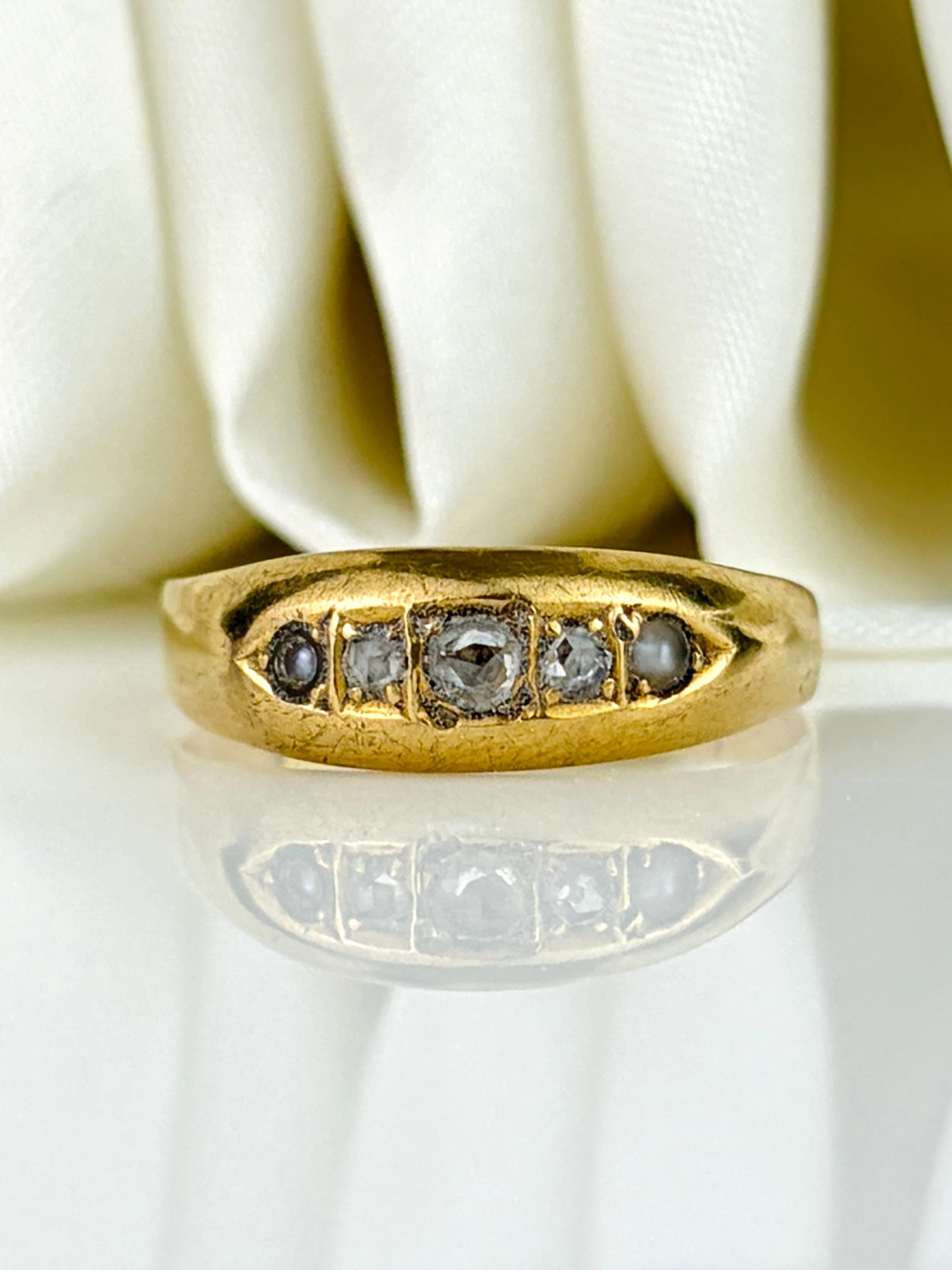Victorian C.1894 Diamond and Pearl 5 Stone Ring in 18ct Yellow Gold: Victorian C.1894 Diamond and Pearl 5 Stone Ring in 18ct Yellow Gold