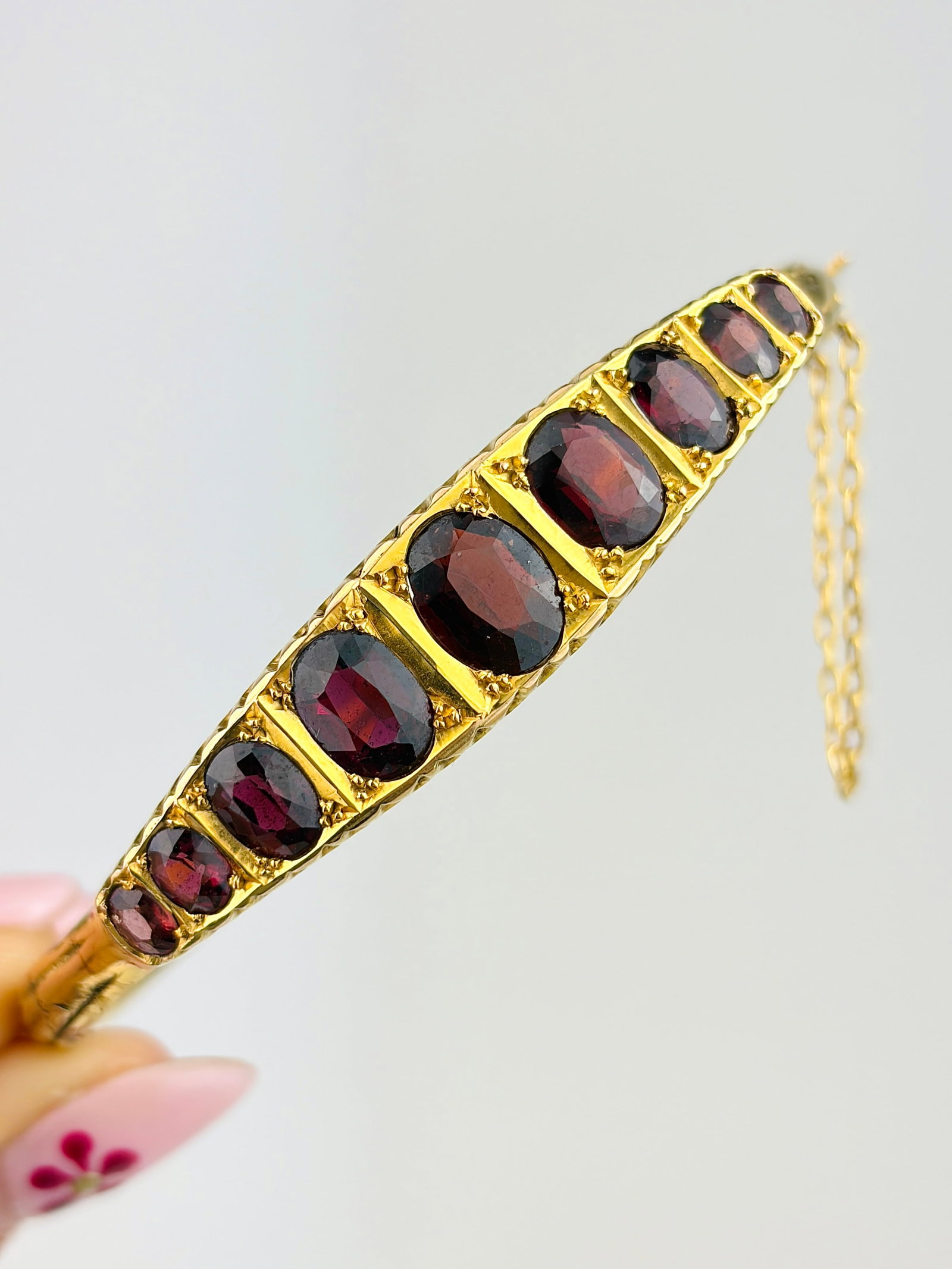 VINTAGE CHUNKY GARNET BANGLE BRACELET IN 9CT YELLOW GOLD: VINTAGE CHUNKY GARNET BANGLE BRACELET IN 9CT YELLOW GOLD Wonderful bangle featuring large graduated garnet stones set in gold!