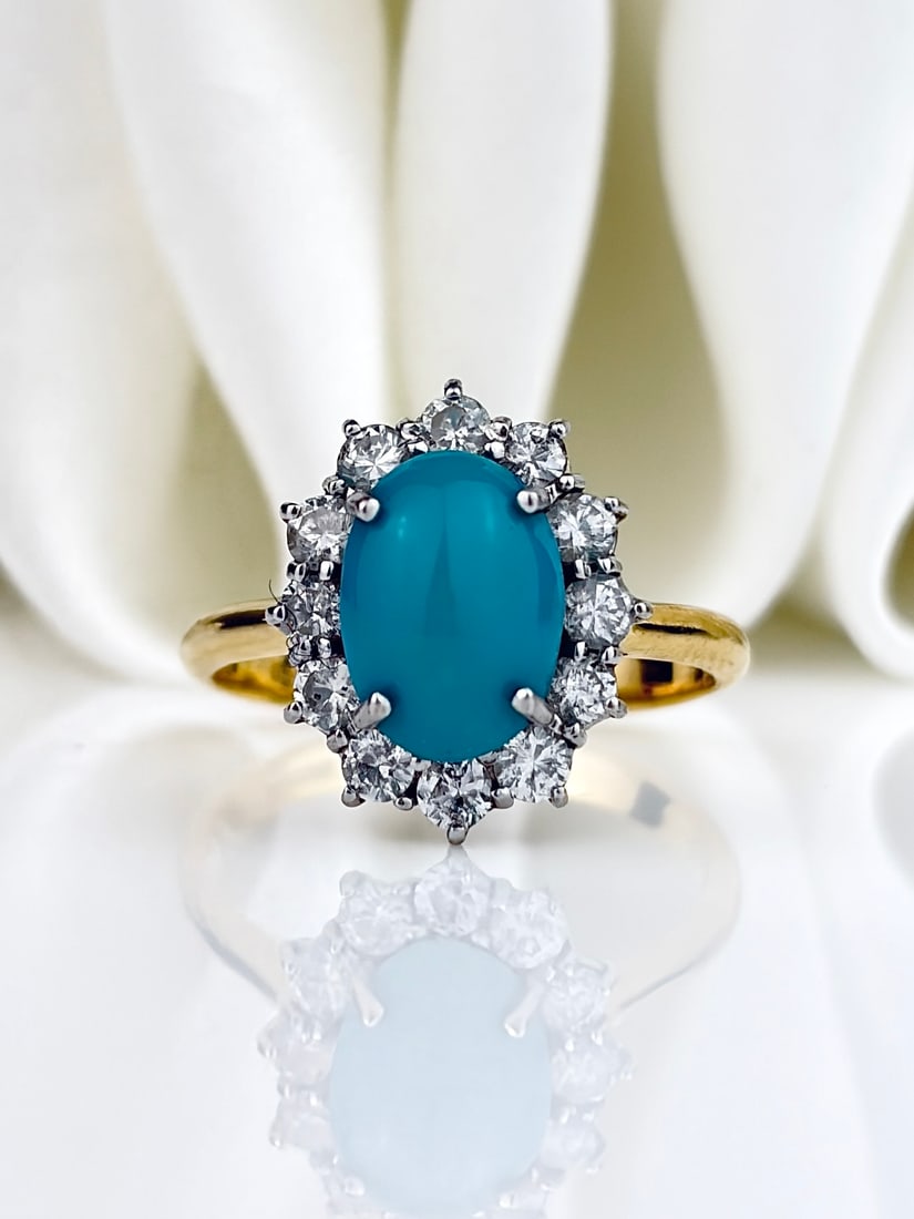 VINTAGE 18CT YELLOW GOLD TURQUOISE AND DIAMOND CLUSTER RING: VINTAGE 18CT YELLOW GOLD TURQUOISE AND DIAMOND CLUSTER RING Amazing cabochon turquoise stone!