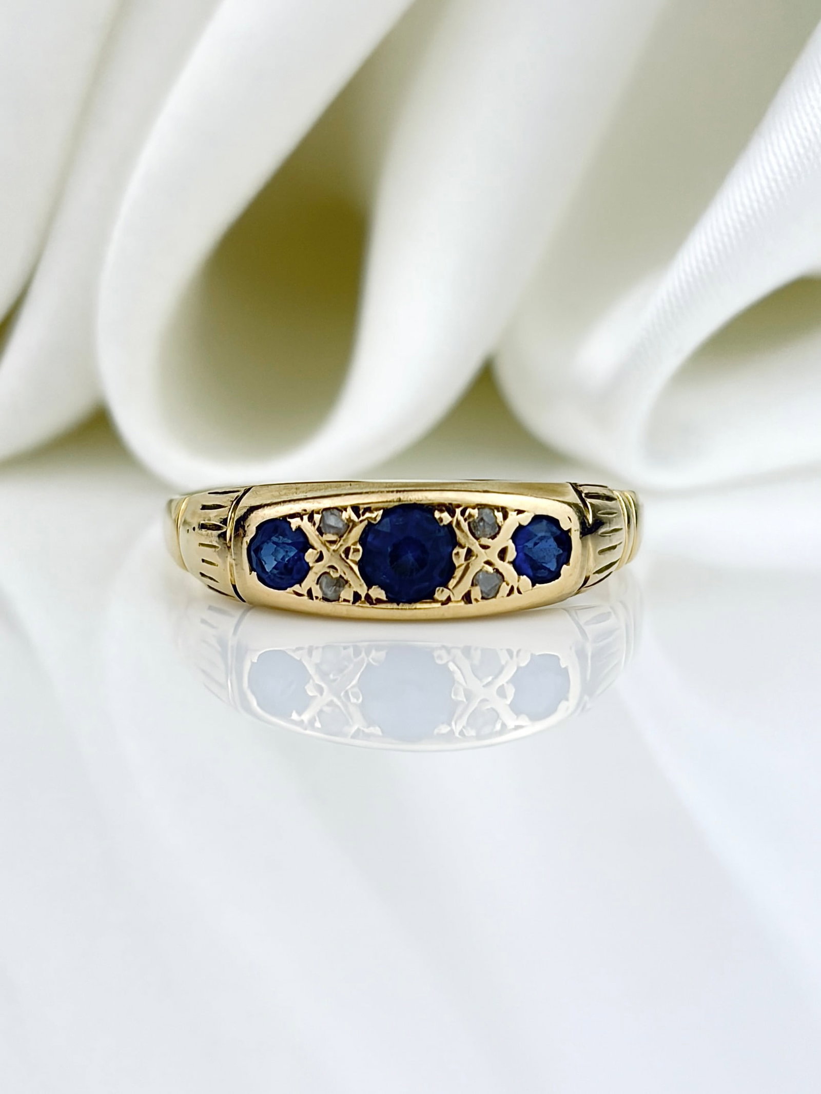 Antique 18ct Yellow Gold Sapphire and Diamond 5 Stone Ring: Antique 18ct Yellow Gold Sapphire and Diamond 5 Stone Ring Beautiful ring!