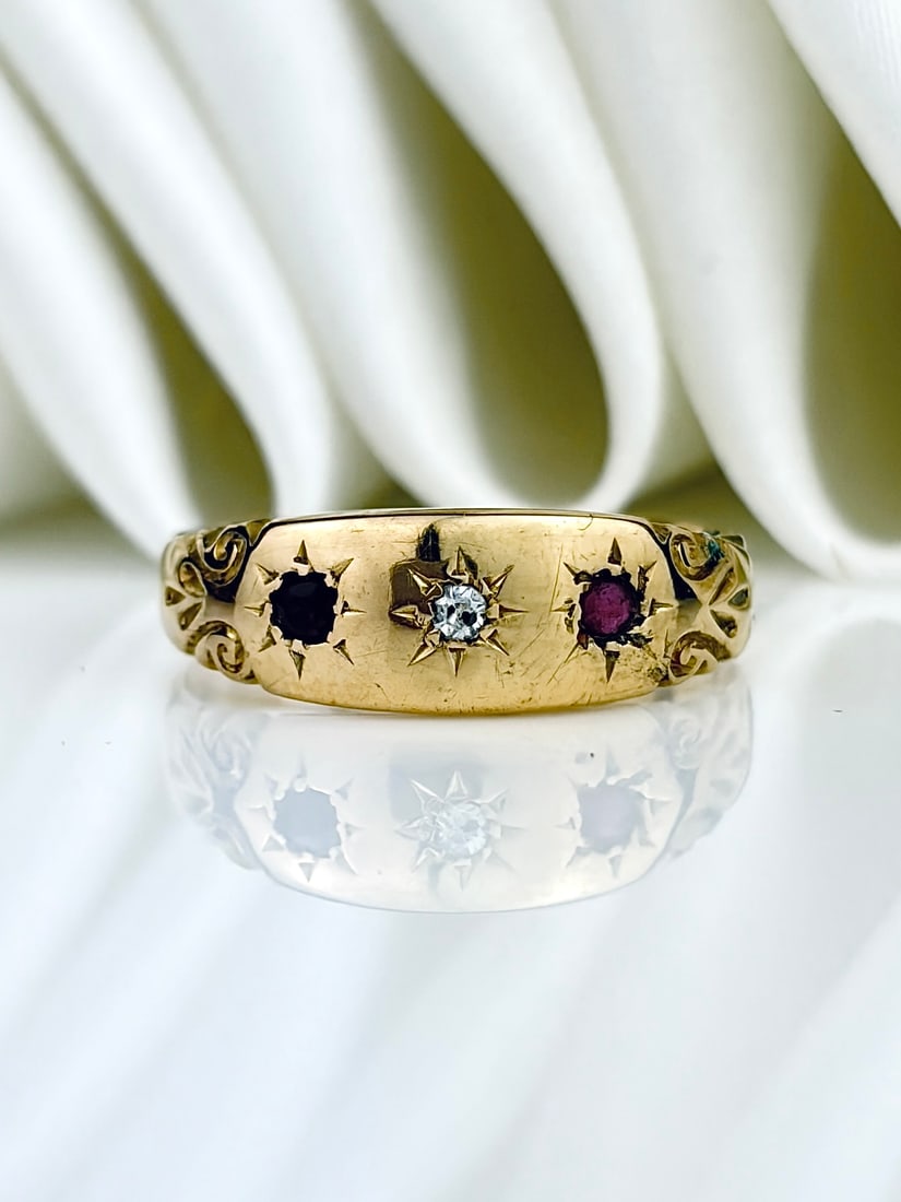 ANTIQUE 18CT YELLOW GOLD RUBY AND DIAMOND 3 STONE STAR RING: ANTIQUE 18CT YELLOW GOLD RUBY AND DIAMOND 3 STONE STAR RING Pretty swirl design shoulders!