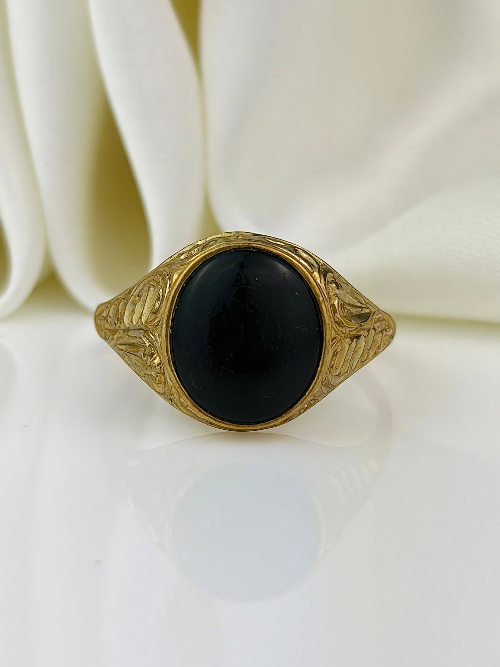 vintage 9ct gold onyx signet ring: vintage 9ct gold onyx signet ring Weight: 2.94g Size: UK U1/2, US 10.5, Width 13mm, height off finger 3.5mm Materials: 9ct gold Hallmarks: 9ct hallmark Condition: Good overall