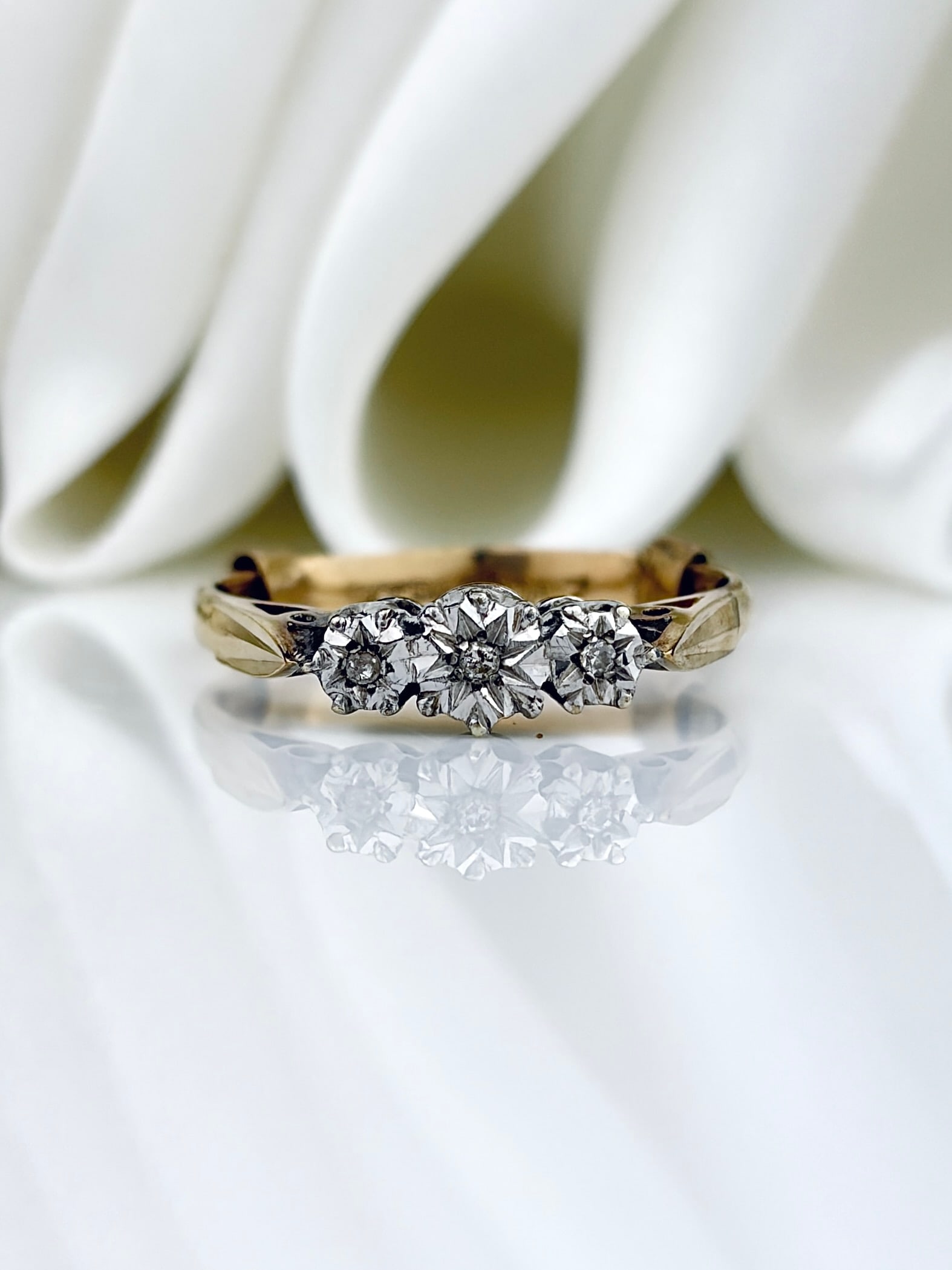Sweet 9ct Yellow Gold 3 Stone Illusion Set Diamond Ring: Sweet 9ct Yellow Gold 3 Stone Illusion Set Diamond Ring Lovely ring! There is a 9ct gold size insert.