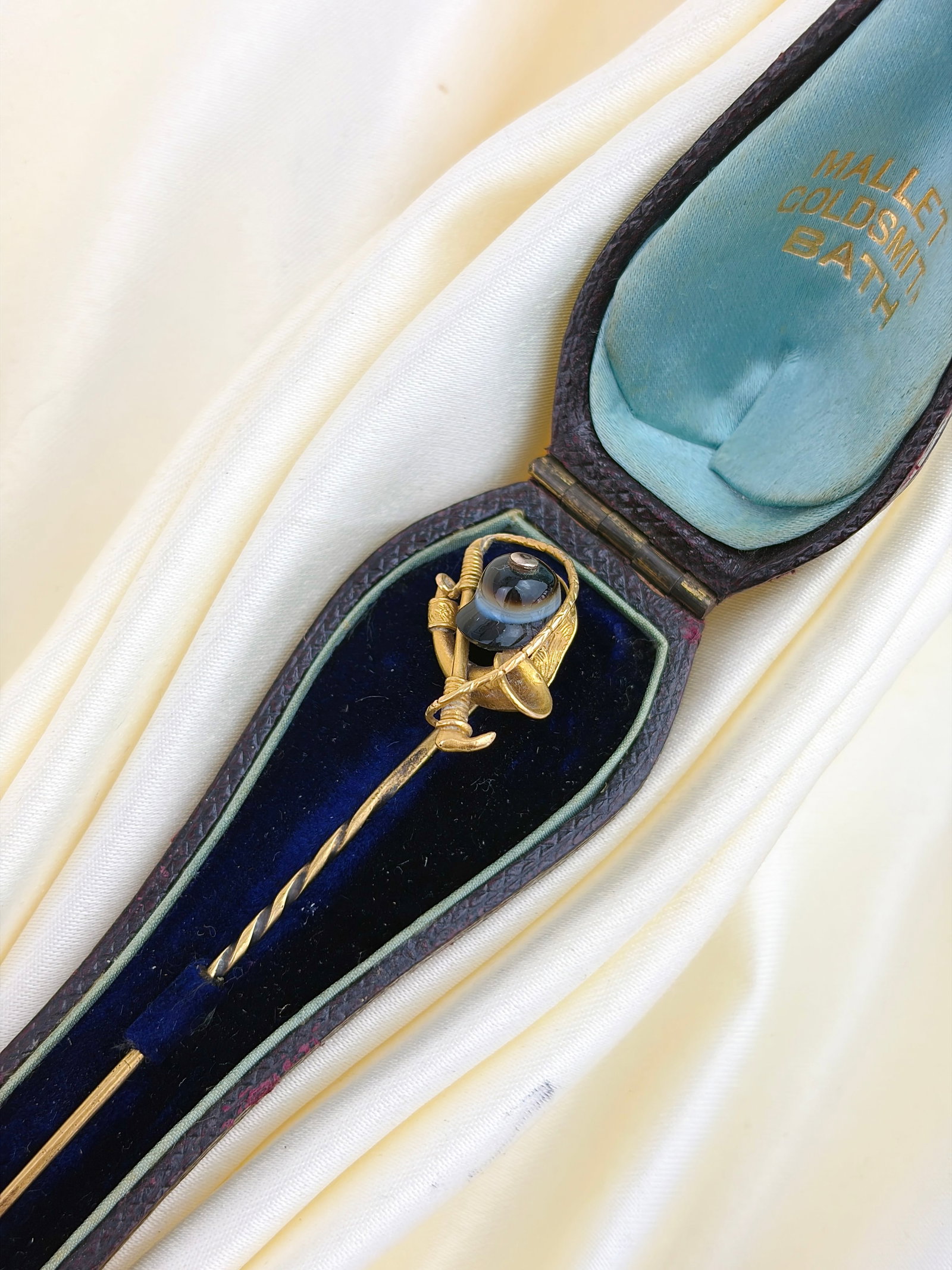 Antique Boxed 18ct Yellow Gold Banded Agate Stick Pin Brooch: Antique Boxed 18ct Yellow Gold Banded Agate Stick Pin Brooch Weight: 3.57g Size: Length 86mm, 19x13mm Materials: 18ct gold, banded agate Hallmarks: None present Condition: Very good overall