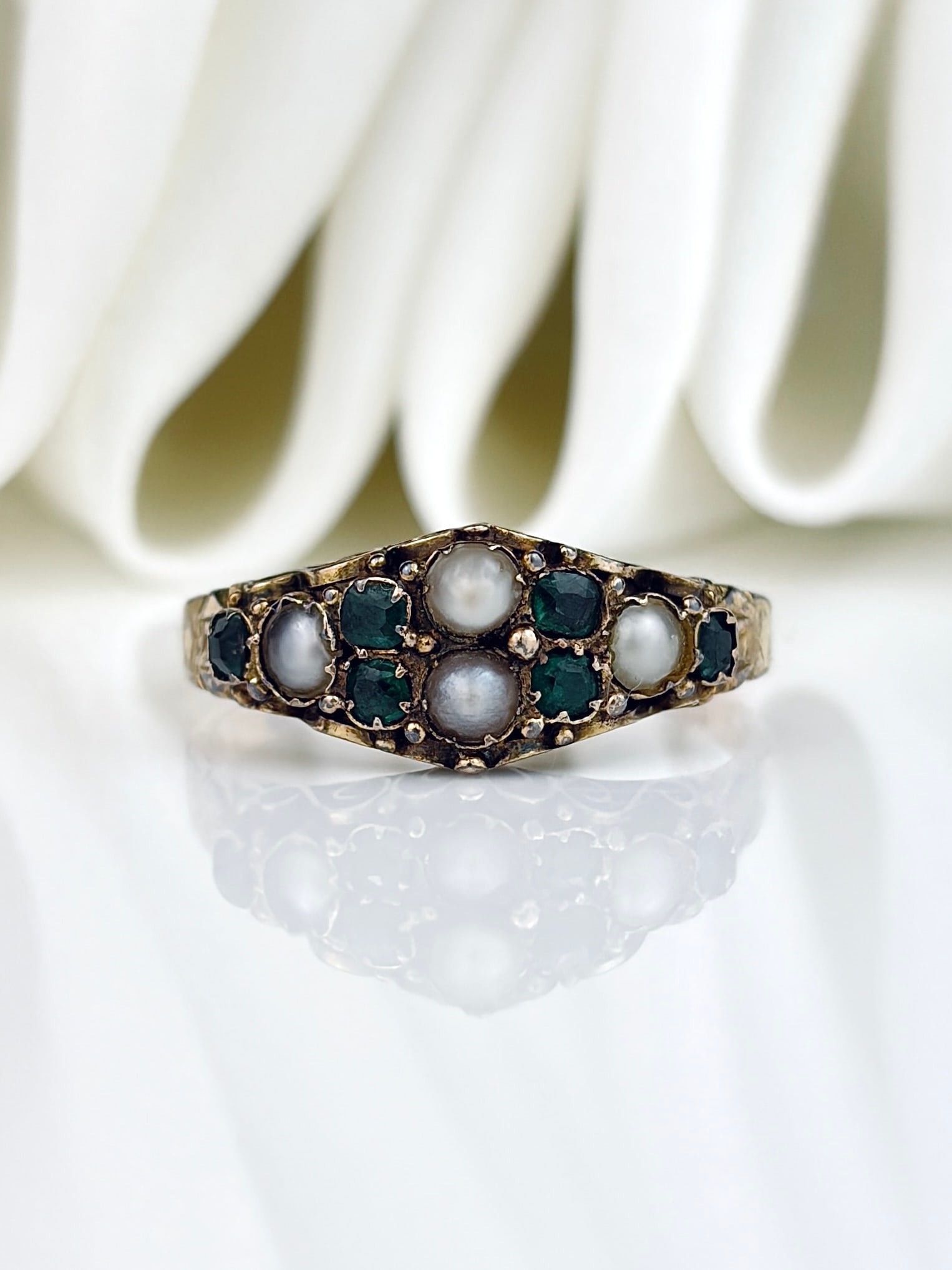 Antique 15ct Yellow Gold Emerald and Pearl Ring: Antique 15ct Yellow Gold Emerald and Pearl Ring Gorgeous scroll setting and details!