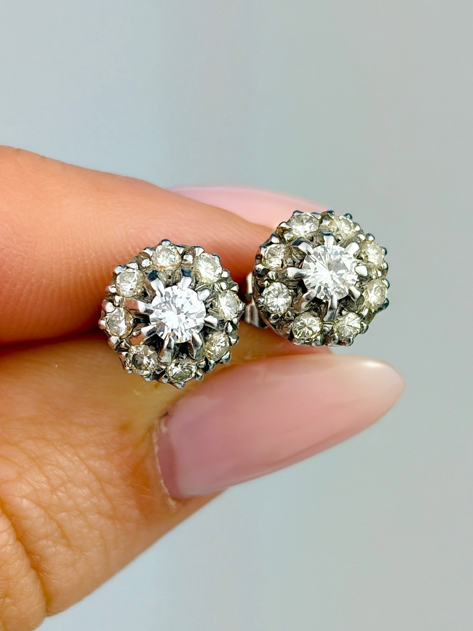 VINTAGE 18CT WHITE GOLD DIAMOND CLUSTER STUD EARRINGS: VINTAGE 18CT WHITE GOLD DIAMOND CLUSTER STUD EARRINGS Beautiful stud earrings!