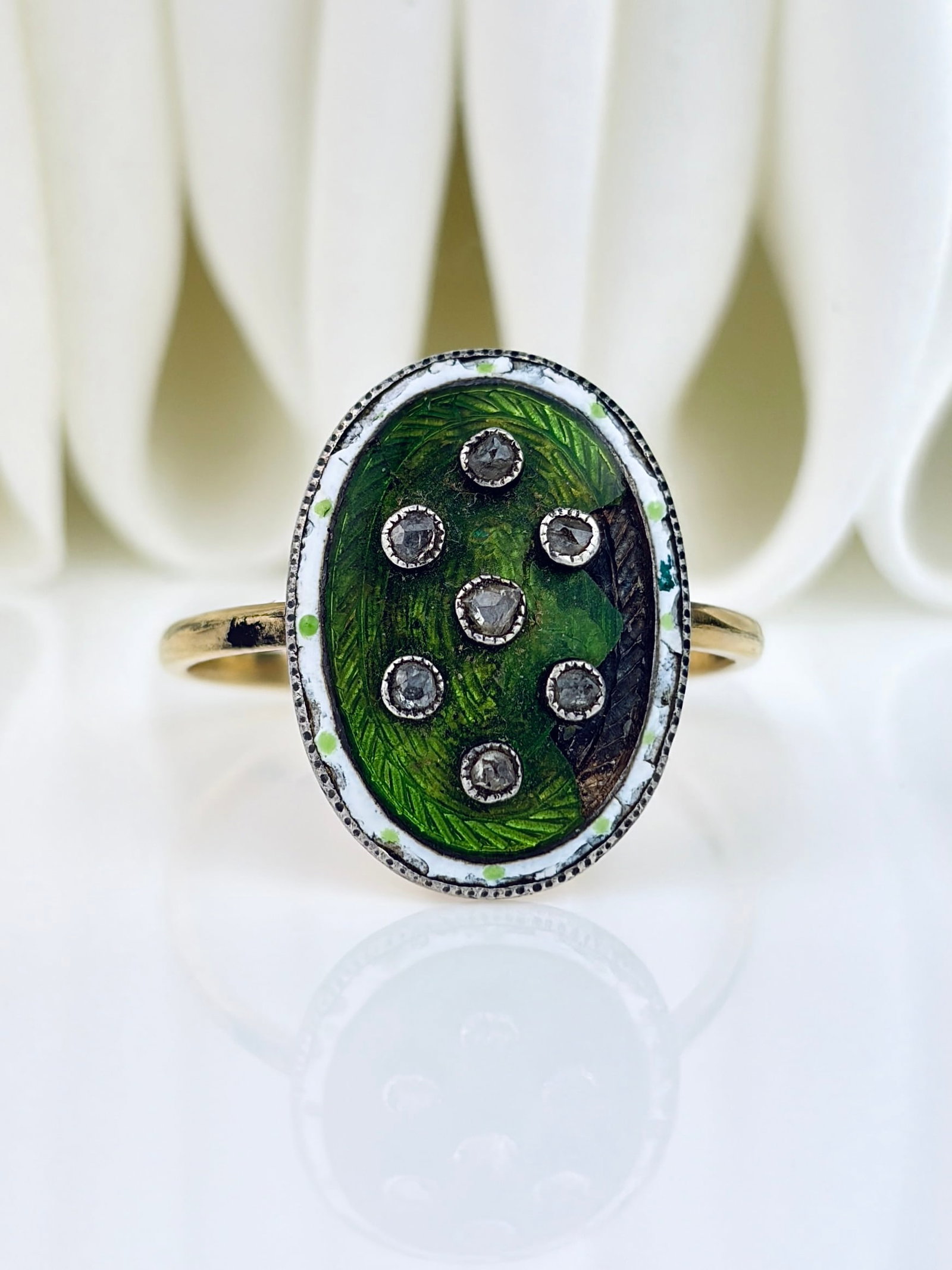 ANTIQUE 18CT YELLOW GOLD DIAMOND, GREEN AND WHITE ENAMEL PANEL RING: ANTIQUE 18CT YELLOW GOLD DIAMOND, GREEN AND WHITE ENAMEL PANEL RING A truly amazing piece of jewellery! There is damage to the enamel. Sold as seen.
