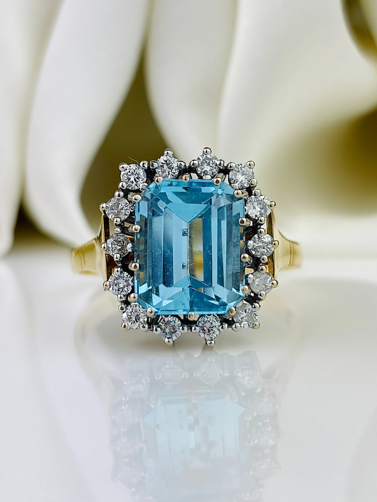 Vintage Aquamarine and Diamond 18ct Gold and Platinum Cluster Ring: Vintage Aquamarine and Diamond 18ct Gold and Platinum Cluster Ring Sitting proud at the centre of this wonderful cluster ring is a sparkling aquamarine stone measuring around 5.5cts. Each diamond meas