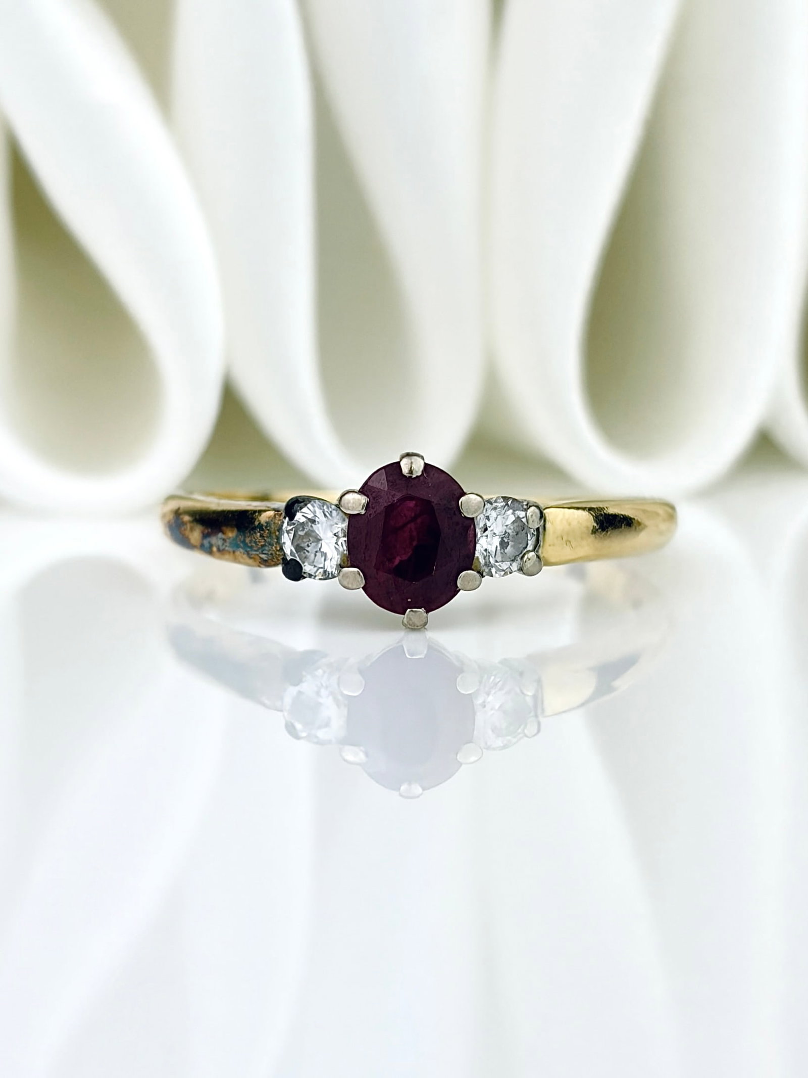 SWEET VINTAGE RUBY AND DIAMOND THREE STONE RING IN 18CT GOLD (1 of 9)