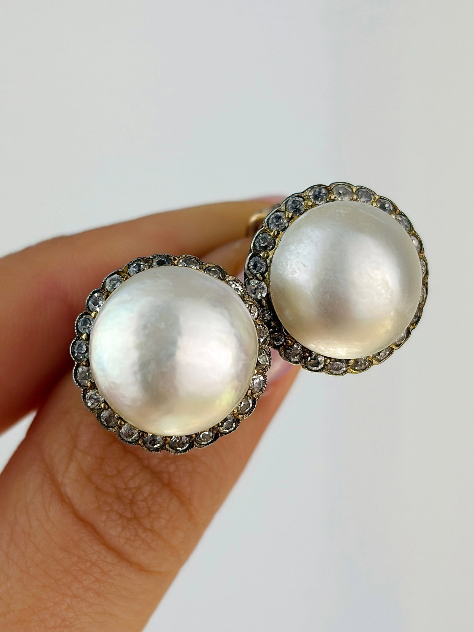 Extra large pearl and diamond earrings in gold: Extra large pearl and diamond earrings in gold Weight: 9.14g Size: 15x15mm, height from ear 11.5mm Materials: Gold Hallmarks: None present Condition: The overall condition is very good Office
