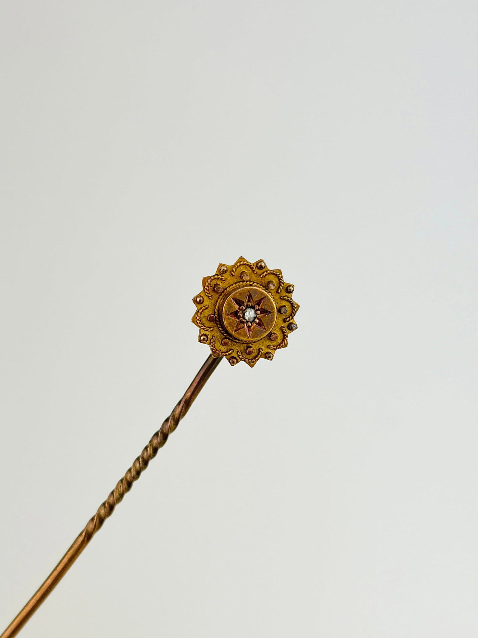 Antique 15ct Gold Diamond Star Stick Pin Brooch: Antique 15ct Gold Diamond Star Stick Pin Brooch