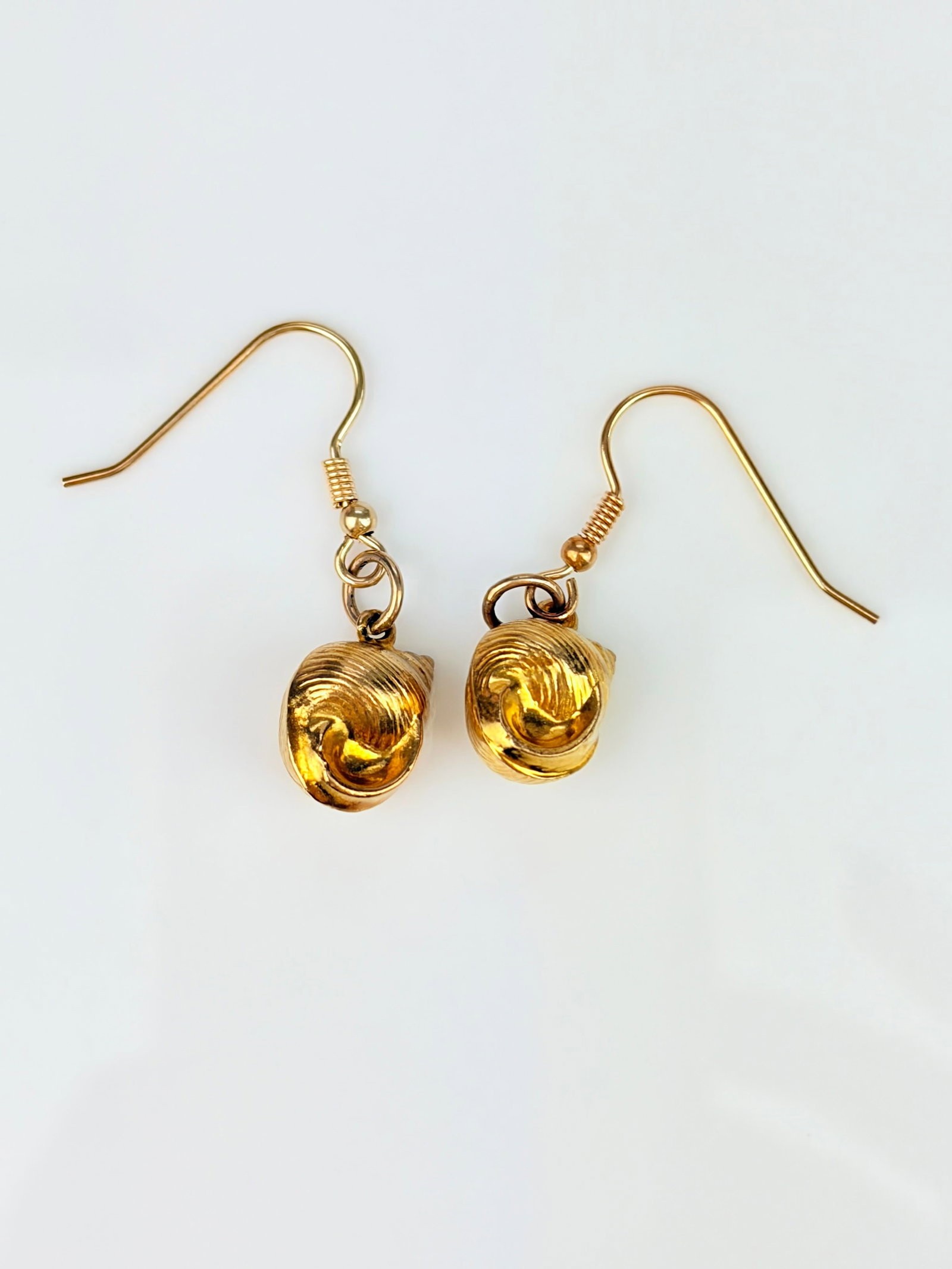 VINTAGE 9CT YELLOW GOLD SHELL DROP EARRINGS: VINTAGE 9CT YELLOW GOLD SHELL DROP EARRINGS Weight: 2.1g Size: 33x9mm Materials: 9ct gold Hallmarks: stamped 9.375 Condition: Very good overall condition. Some signs of wear are expected