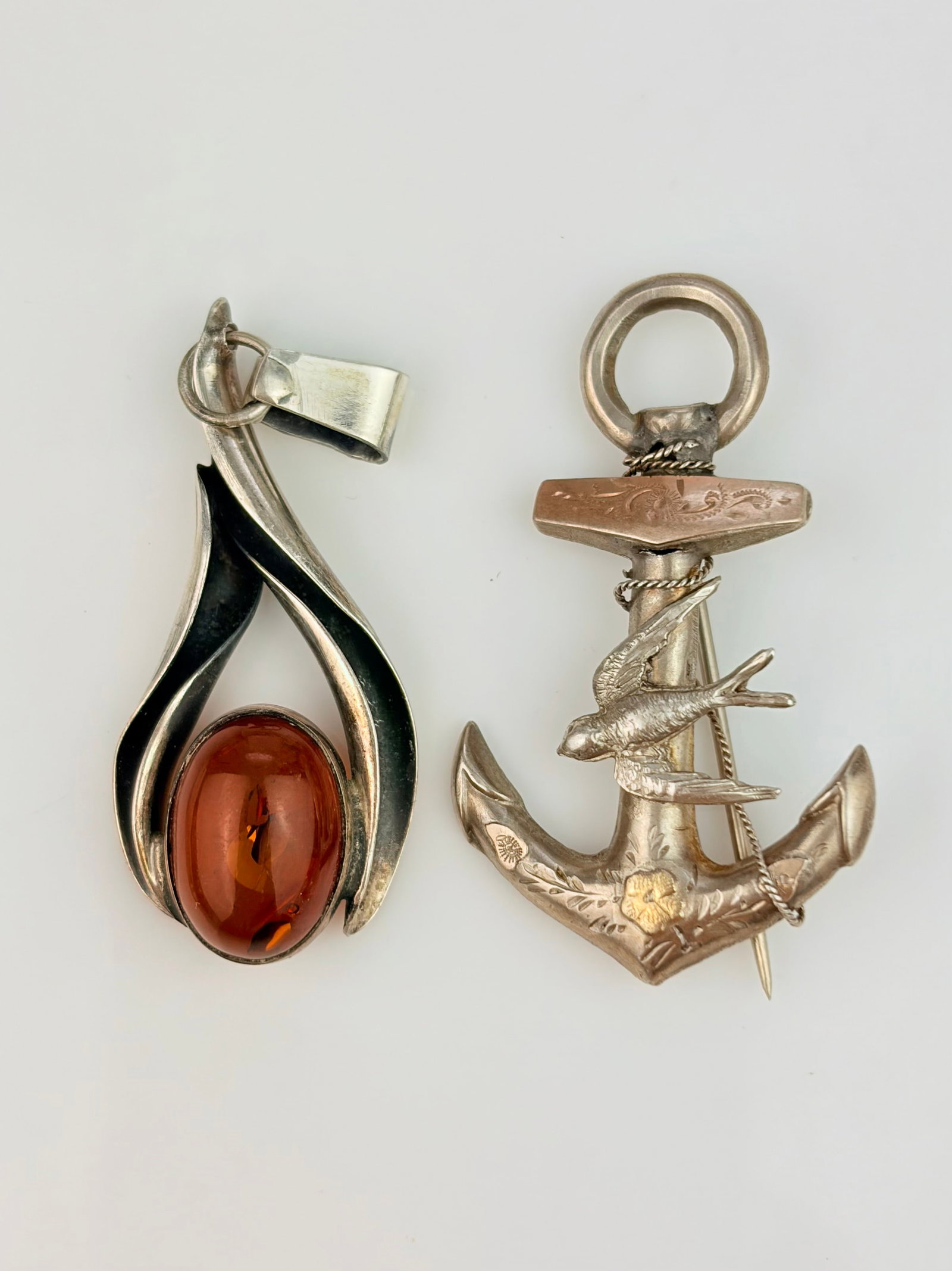 MIXED LOT SILVER SWEETHEART BROOCH AND AMBER PENDANT: MIXED LOT SILVER SWEETHEART BROOCH AND AMBER PENDANT Combined weight 6g