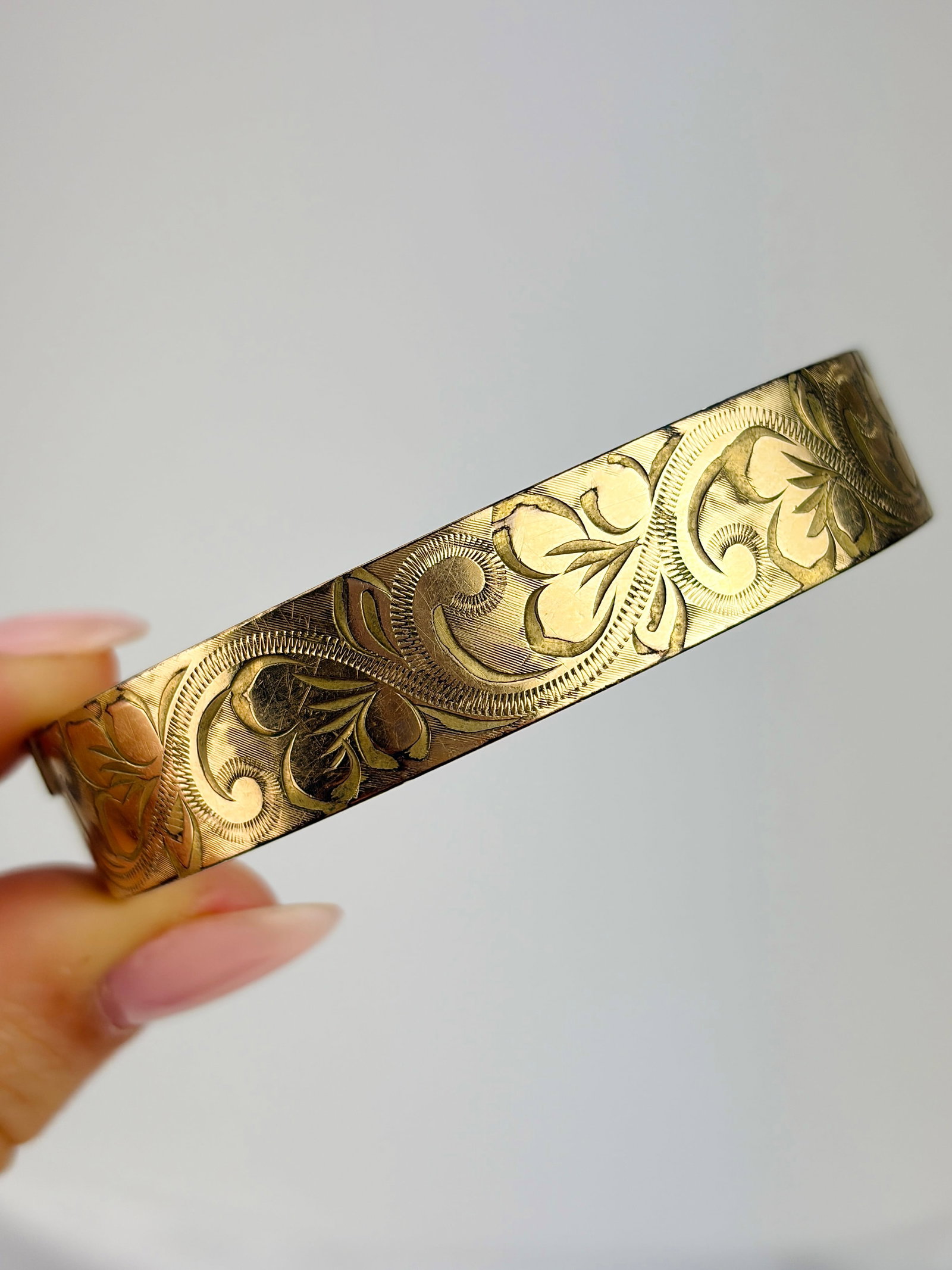 VINTAGE 9CT ROLLED GOLD SWIRL BANGLE BRACELET: VINTAGE 9CT ROLLED GOLD SWIRL BANGLE BRACELET