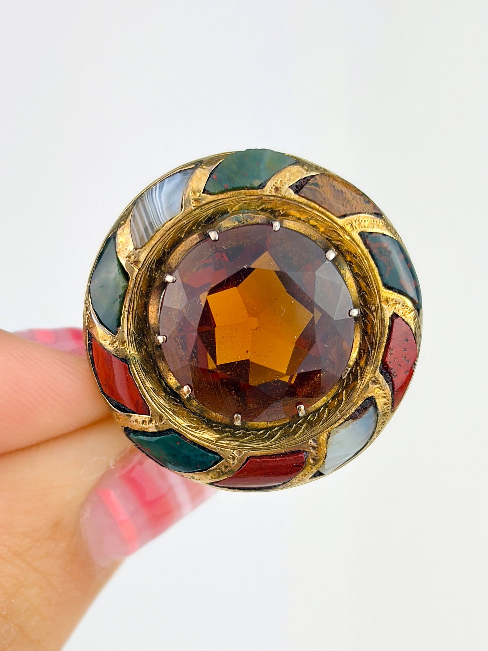 Antique Scottish Agate and Citrine Brooch in Gold: Antique Scottish Agate and Citrine Brooch in Gold Different shades of agate!