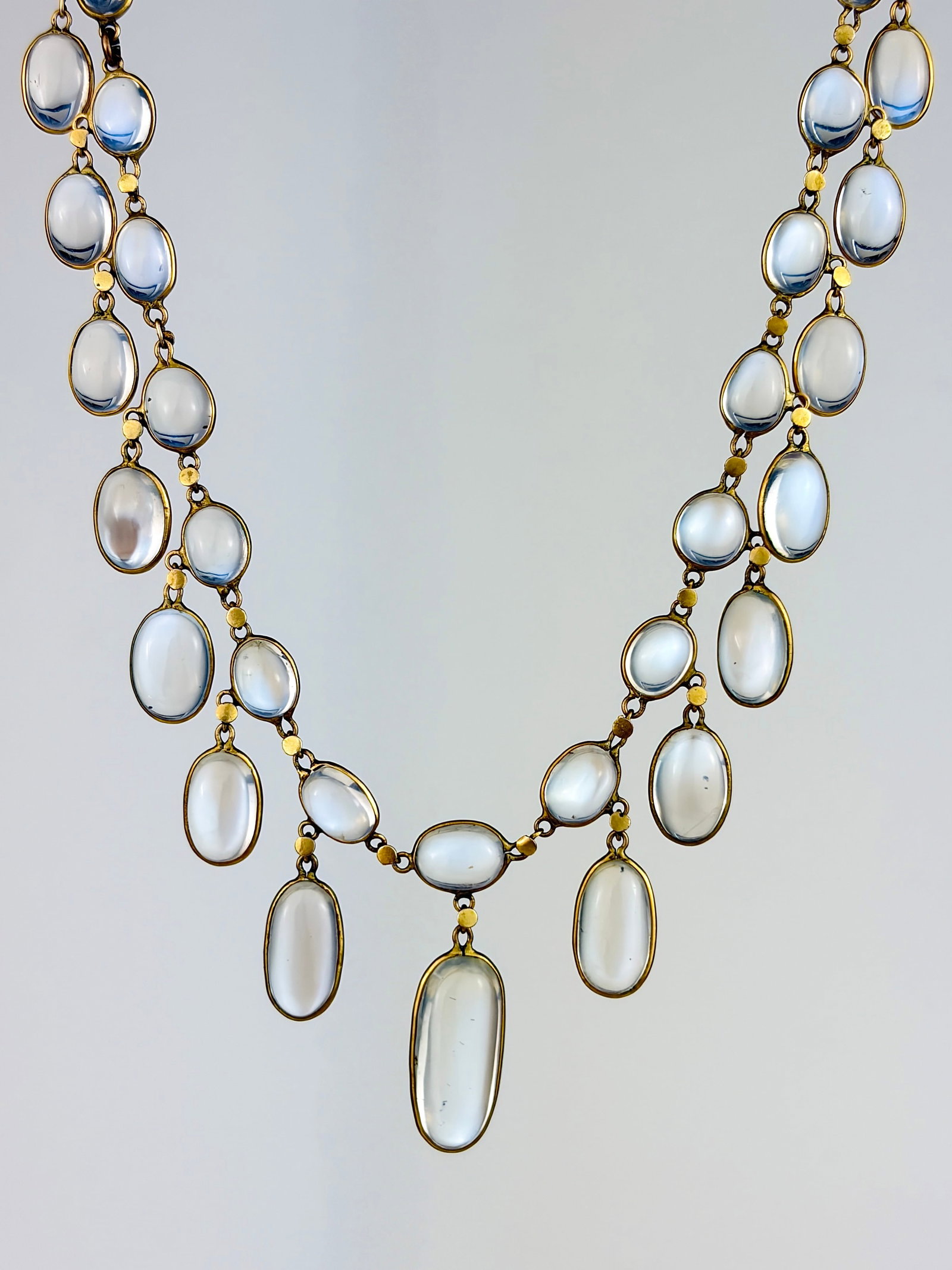 ANTIQUE 9CT YELLOW GOLD CABOCHON MOONSTONE FESTOON NECKLACE: ANTIQUE 9CT YELLOW GOLD CABOCHON MOONSTONE FESTOON NECKLACE Stunning antique festoon necklace with the most beautiful blue hued moonstones!