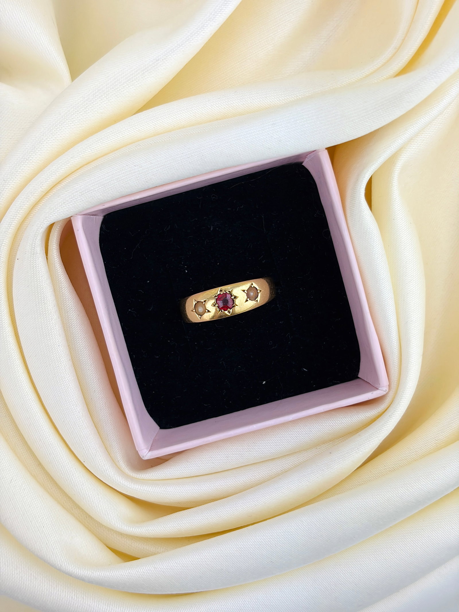 18ct Yellow Gold Red Paste and Pearl 3 Stone Ring - 7