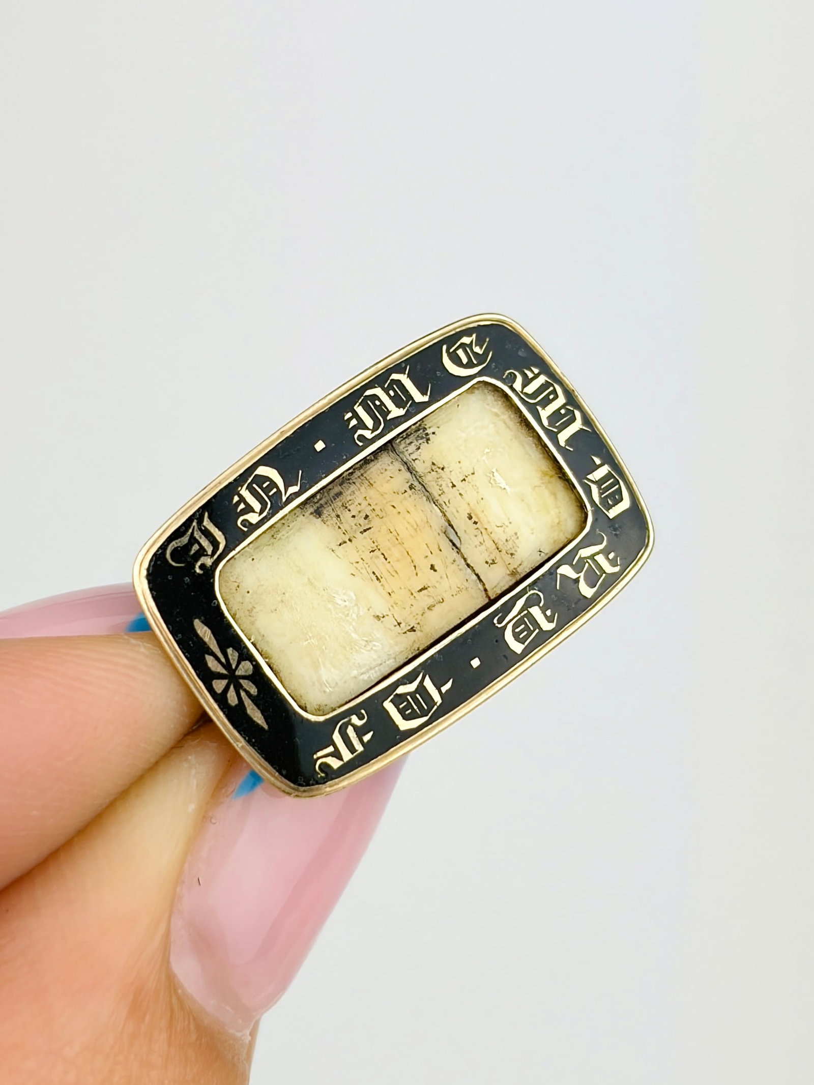 ANTIQUE C.1834 'IN MEMORY OF' BLACK ENAMEL AND GOLD BROOCH: ANTIQUE C.1834 'IN MEMORY OF' BLACK ENAMEL AND GOLD BROOCH Inscribed 'John Lyall died 12 apr 1834 aged 63 JM'