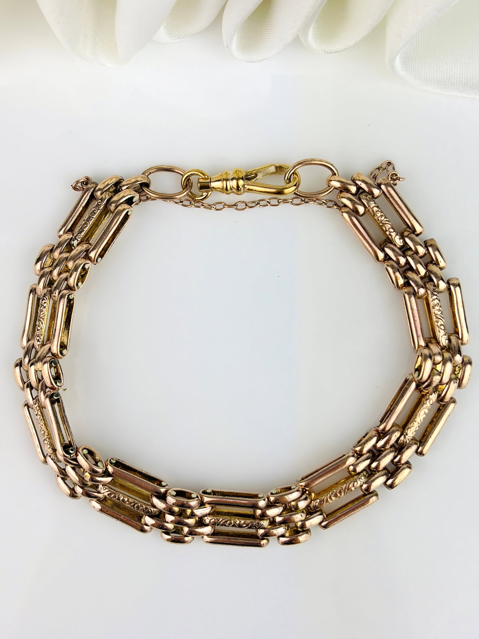 Chunky Gilt Metal Bracelet with Dogclip: Chunky Gilt Metal Bracelet with Dogclip Lovely details!