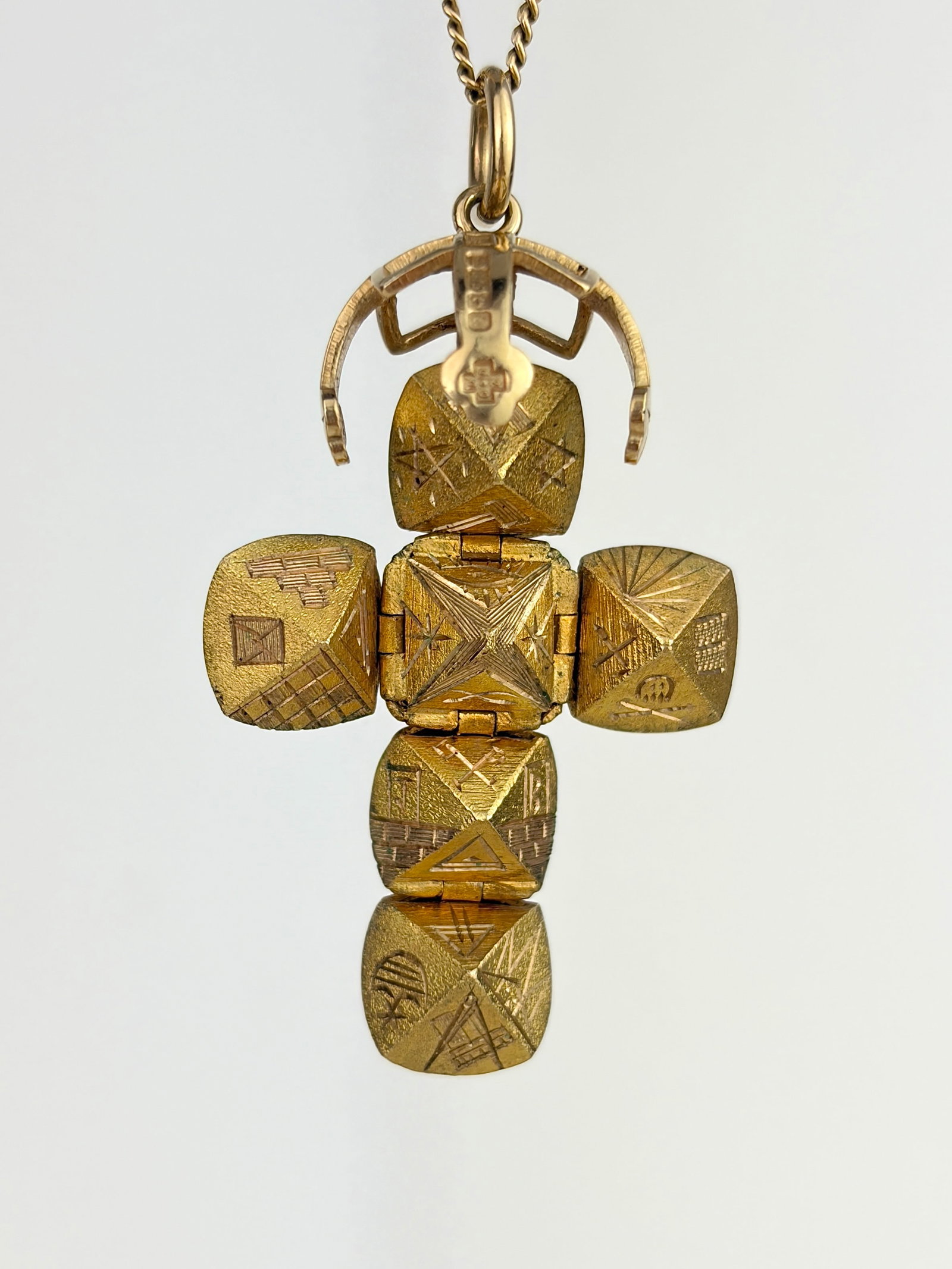 Rare 9ct Yellow Gold Masonic Opening Orb/Cross Pendant: Rare 9ct Yellow Gold Masonic Opening Orb/Cross Pendant Chain not included. Weight: 8.26g Size: open 47x26mm, closed 22x15mm Materials: 9ct gold Hallmarks: 9ct, Birmingham, c.2000 Condition: very