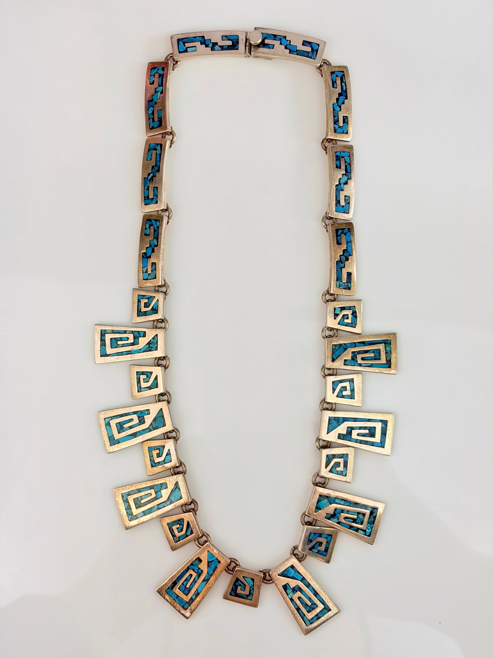 AMAZING STERLING SILVER TAXCO MEXICAN ARTISAN NECKLACE: AMAZING STERLING SILVER TAXCO MEXICAN ARTISAN NECKLACE Weight: 108.23g Size: Length 43.5cm, drop 2.5cm Materials: Sterling silver Hallmarks: Stamped 925 MEXICO Condition: Very good overall