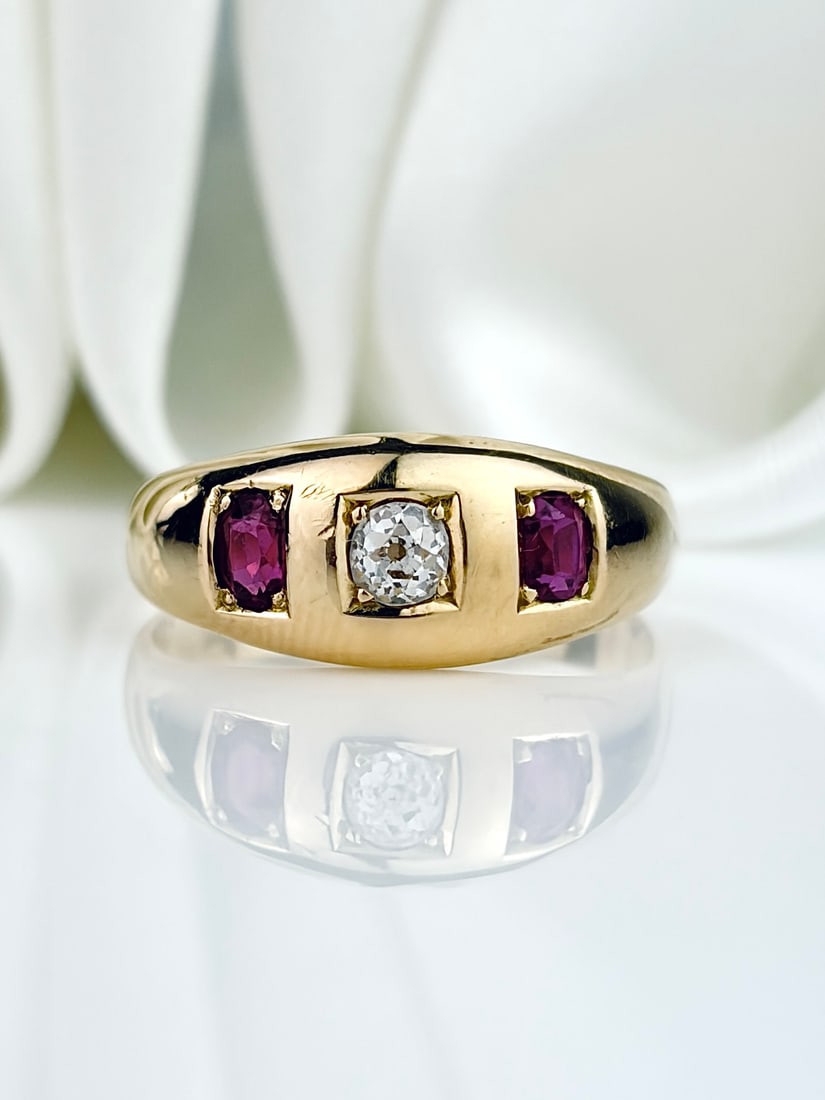 Antique c.1887 18ct Yellow Gold Ruby and Diamond 3 Stone Ring: Antique c.1887 18ct Yellow Gold Ruby and Diamond 3 Stone Ring Beautiful bright pink ruby stones either side of a pretty diamond! 