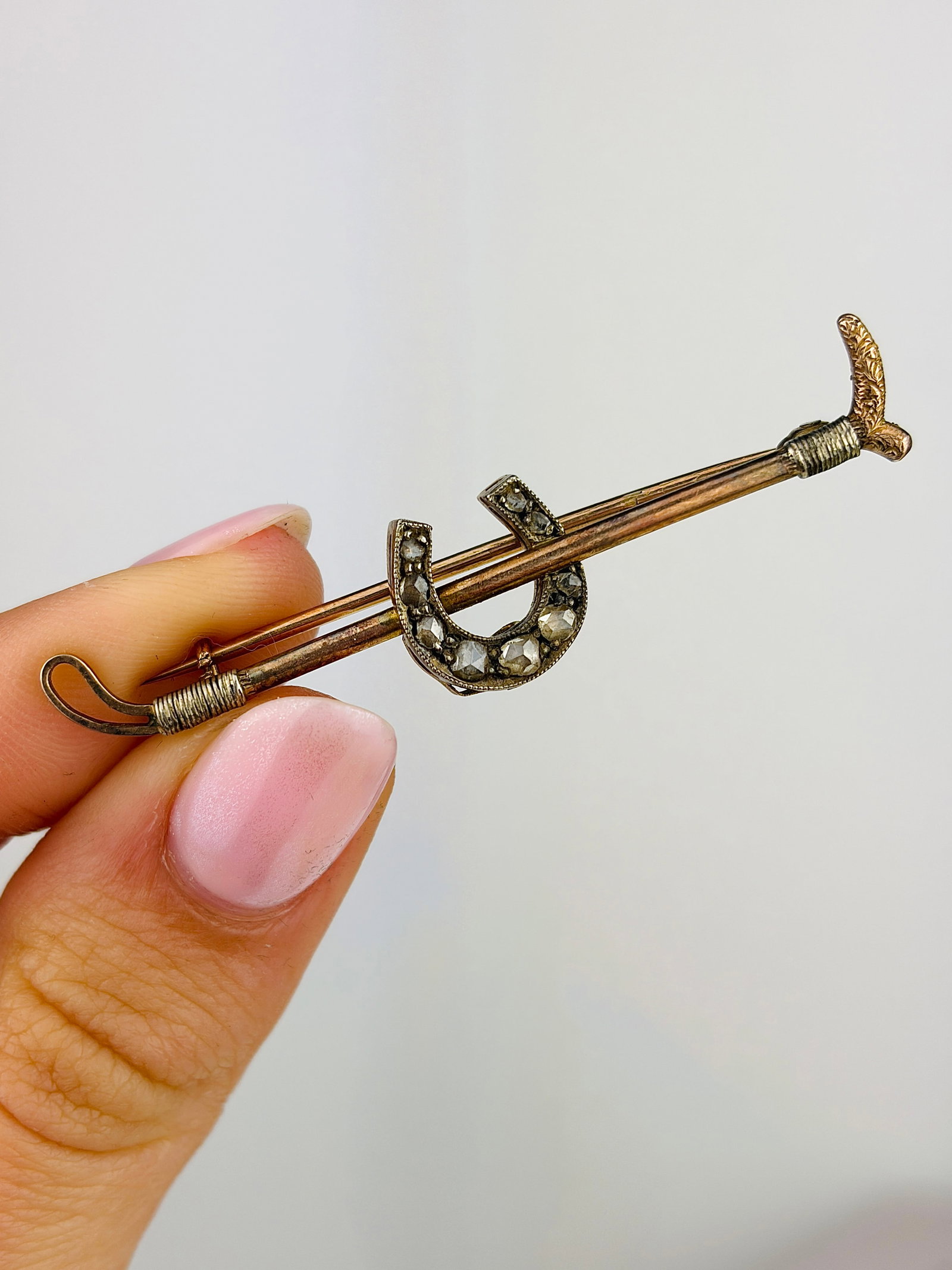 Antique Gold Diamond Horseshoe Brooch in Green Velvet Box: Antique Gold Diamond Horseshoe Brooch in Green Velvet Box Wonderful rose cut diamonds set into a lucky horseshoe brooch! Weight: 3.26g Size: 11x51mm Materials: Gold Hallmarks: None present 