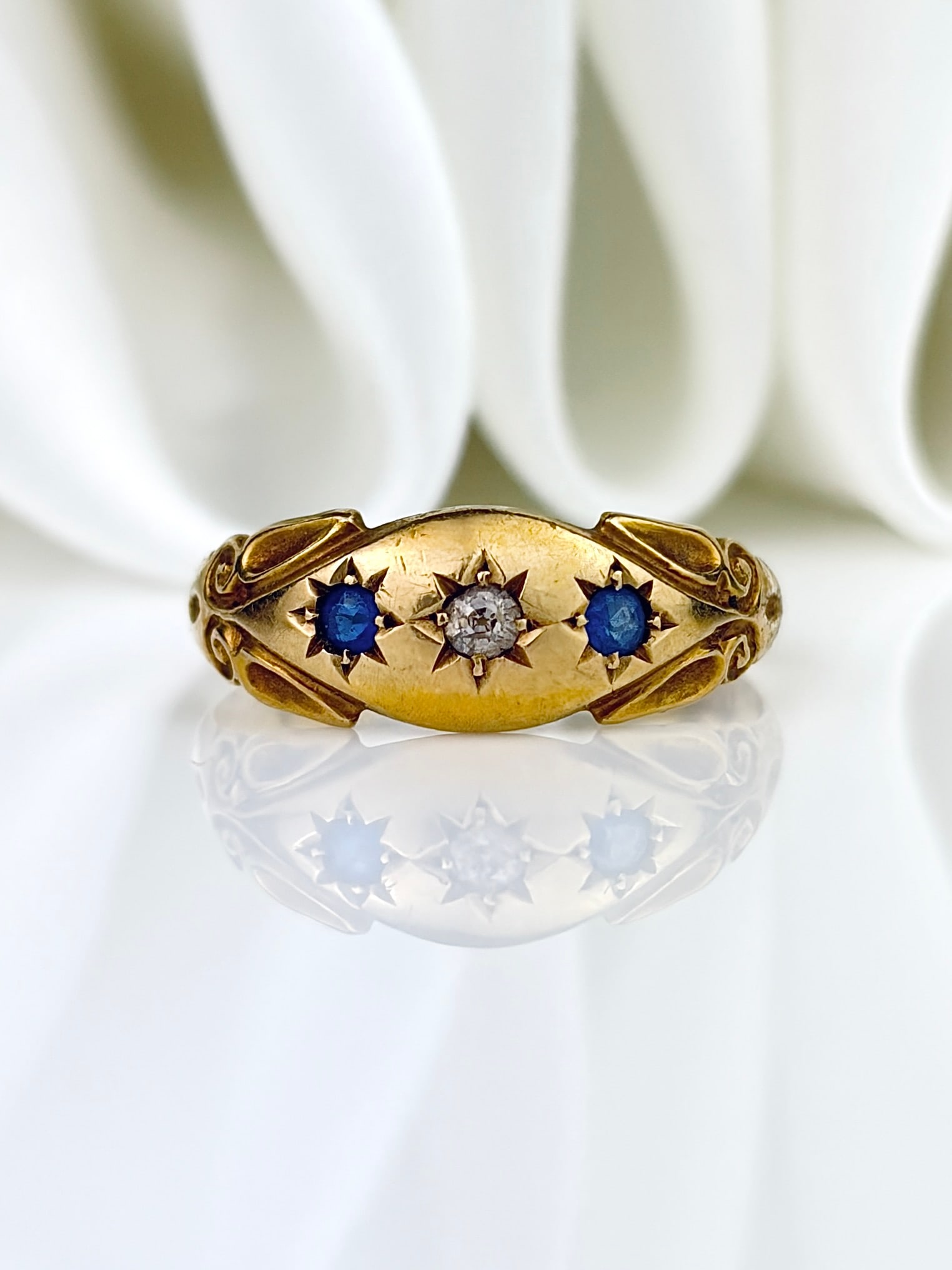 ANTIQUE C.1899 SAPPHIRE AND DIAMOND 3 STONE RING IN 18CT YELLOW GOLD: ANTIQUE C.1899 SAPPHIRE AND DIAMOND 3 STONE RING IN 18CT YELLOW GOLD Wonderful ring set in a rich yellow 18ct gold, with three bright sapphire stones, with a sparkling diamond centre! Weight: 2.55g
