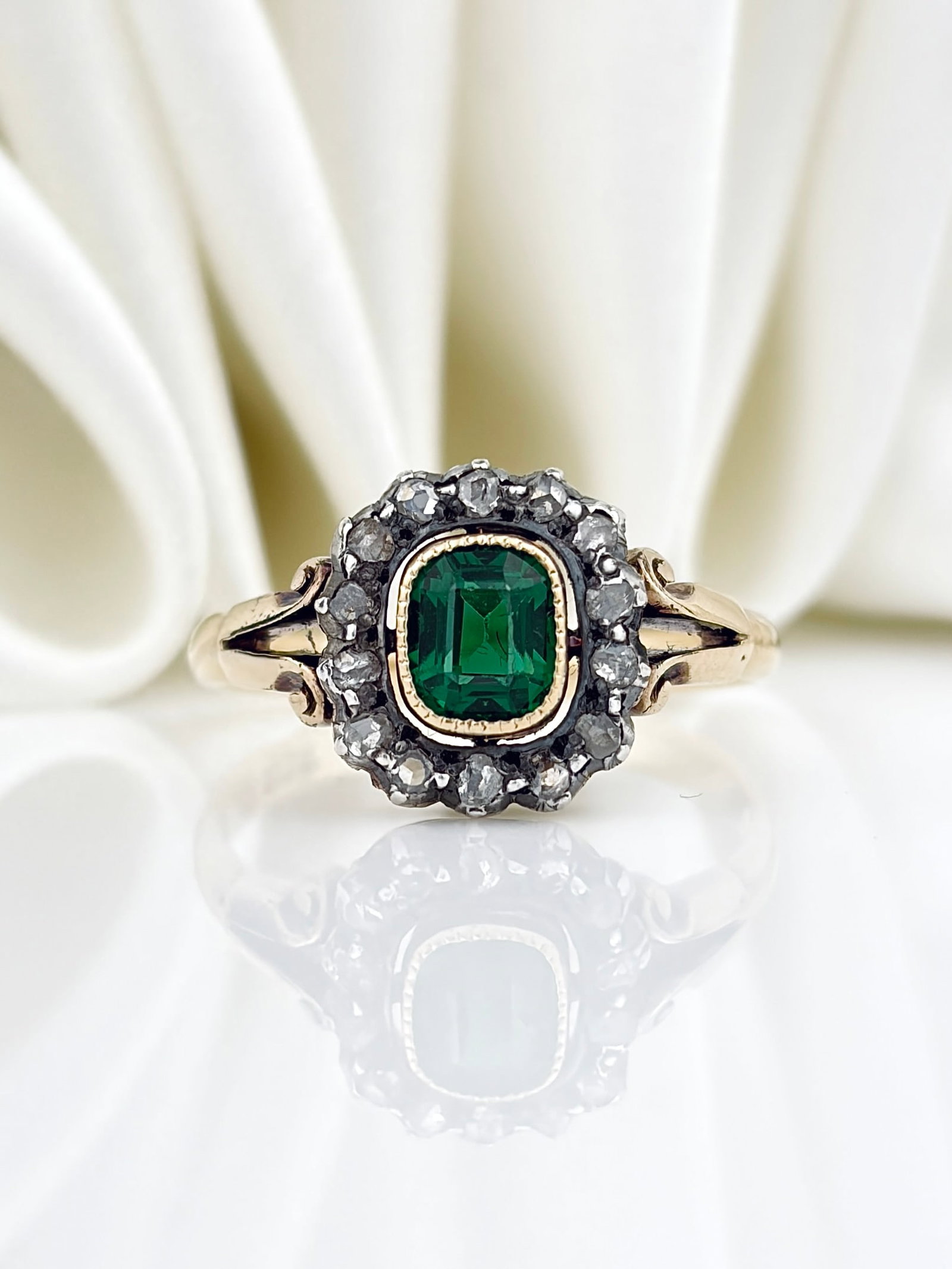 GEORGIAN ERA 18CT GOLD ROSE CUT DIAMOND AND EMERALD CLUSTER RING: GEORGIAN ERA 18CT GOLD ROSE CUT DIAMOND AND EMERALD CLUSTER RING Stunning ring crafted in the Georgian era, featuring a bright central synthetic emerald, surrounded by a halo of rose cut diamonds!