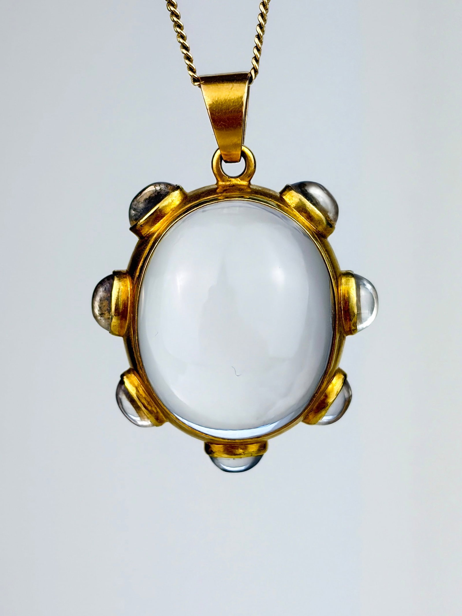 ANTIQUE 18CT YELLOW GOLD ROCK CRYSTAL POOL OF LIGHT PENDANT WITH HALO DETAILS: ANTIQUE 18CT YELLOW GOLD ROCK CRYSTAL POOL OF LIGHT PENDANT WITH HALO DETAILS Amazing pool of light pendant that has 7 extra rock crystals dotted around the outer edge of the main crystal! Chain not i