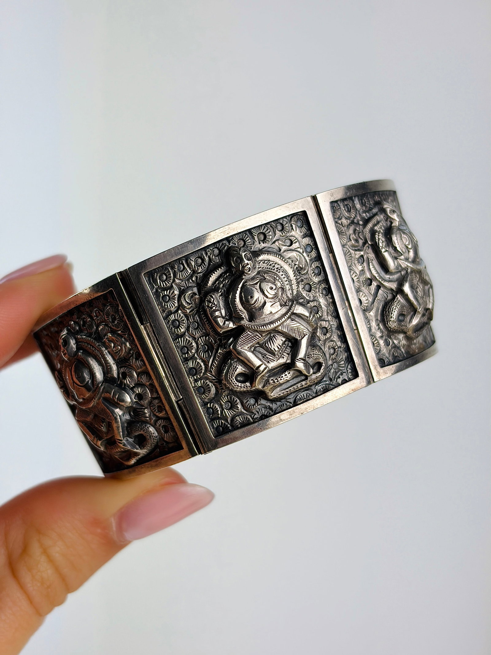unusual chunky silver bangle bracelet: unusual chunky silver bangle bracelet Weight: 58.13g Size: Length 16.5cm, width 2.9cm Materials: Silver Hallmarks: none present Condition: The overall condition is very good Office Use: uzz The