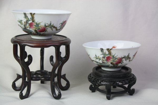 Chinese Famille Rose Porcelain Bowl: A pair of Chinese famille rose porcelain bowl, decorate with peachs and bats. Guangxu mark. Circa 19-20 century. 2" x 4.4".
