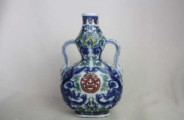Chinese Wucai Porcelain Vase: A Chinese wucai porcelain vase, deorate with dragon and floral. Qianlong mark. Circa 19-20 century. 7.4" x 4.3".