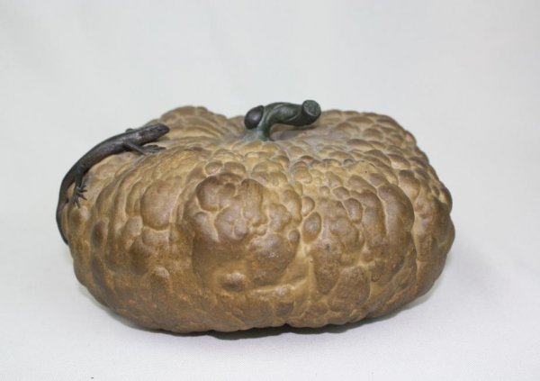 Chinese Ceramic Pumpkin: Chinese ceramic pumpkin, decorated with a lizard. 3" x 6.4".