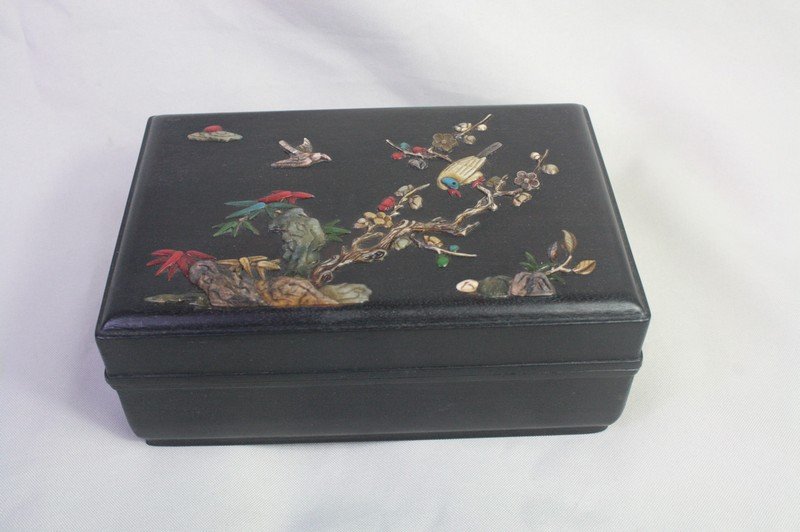 Chinese carved Zi-Tan Wood Box: Chinese carved Zi-Tan wood box depicting floral and birds, lacquer box with jade, Seashell and stone. 2.8" x 7".