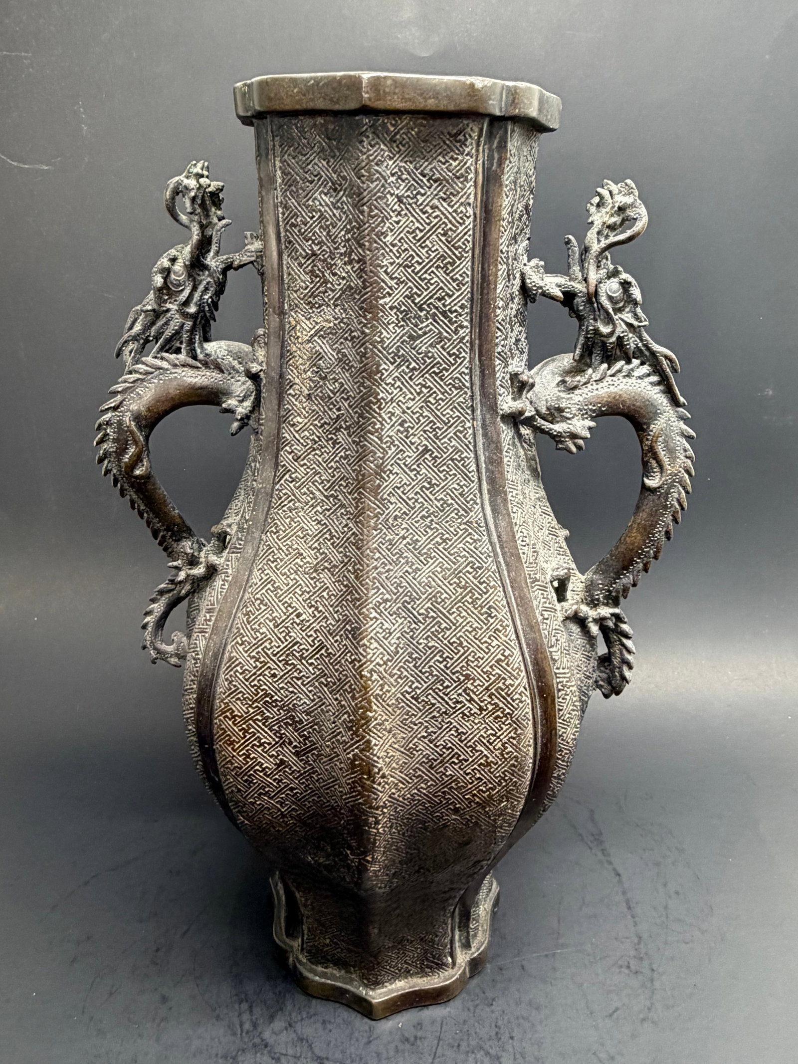 Japanese Edo Period bronze vase with Dragon handles Signed In the style of Yuan Chinese Bronzes (1 of 20)