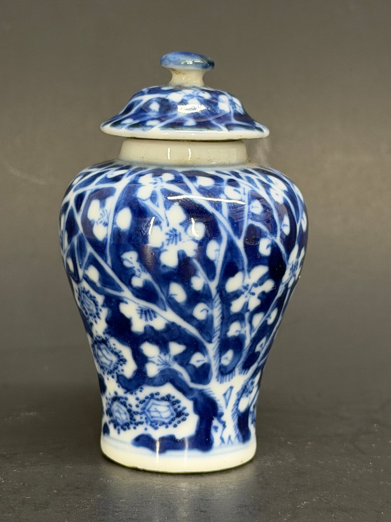 Chinese Qing Dynasty blue and white baluster jar snuff bottle 19th Century (1 of 10)