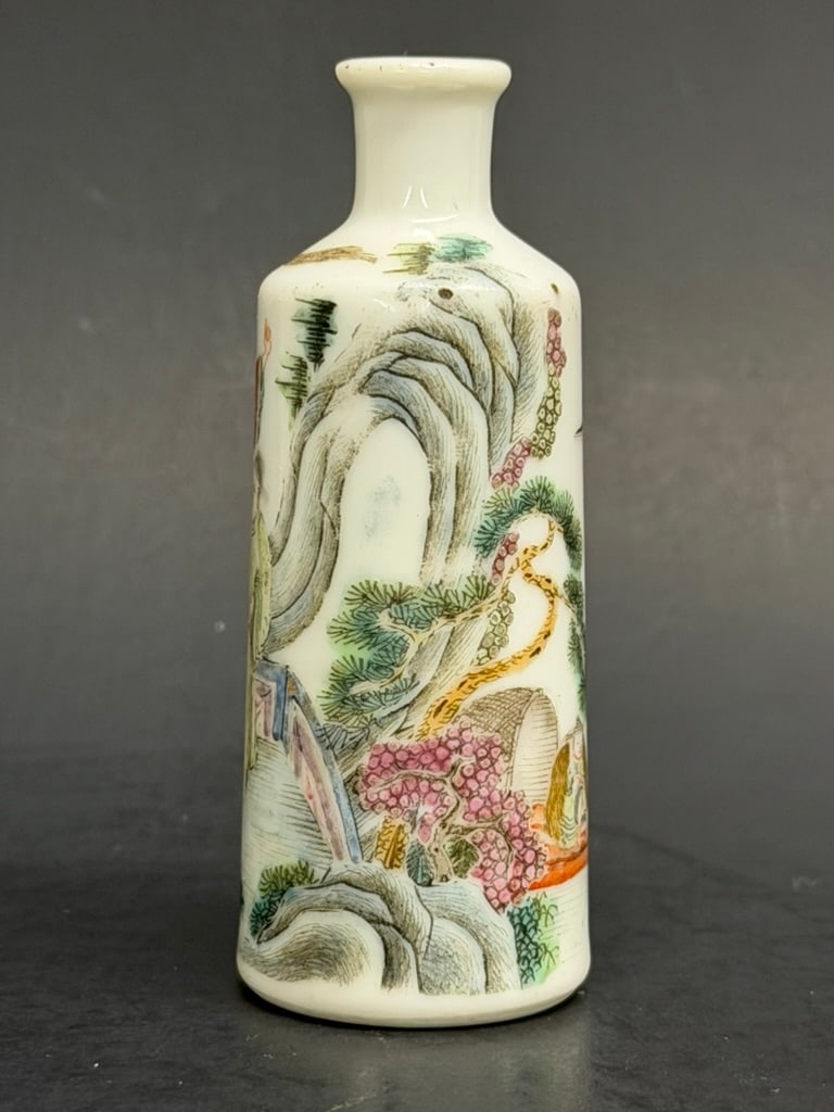 Chinese Qing Dynasty Porcelain Famille Rose Snuff bottle. Kangxi Reign Marks, No stopper (1 of 20)