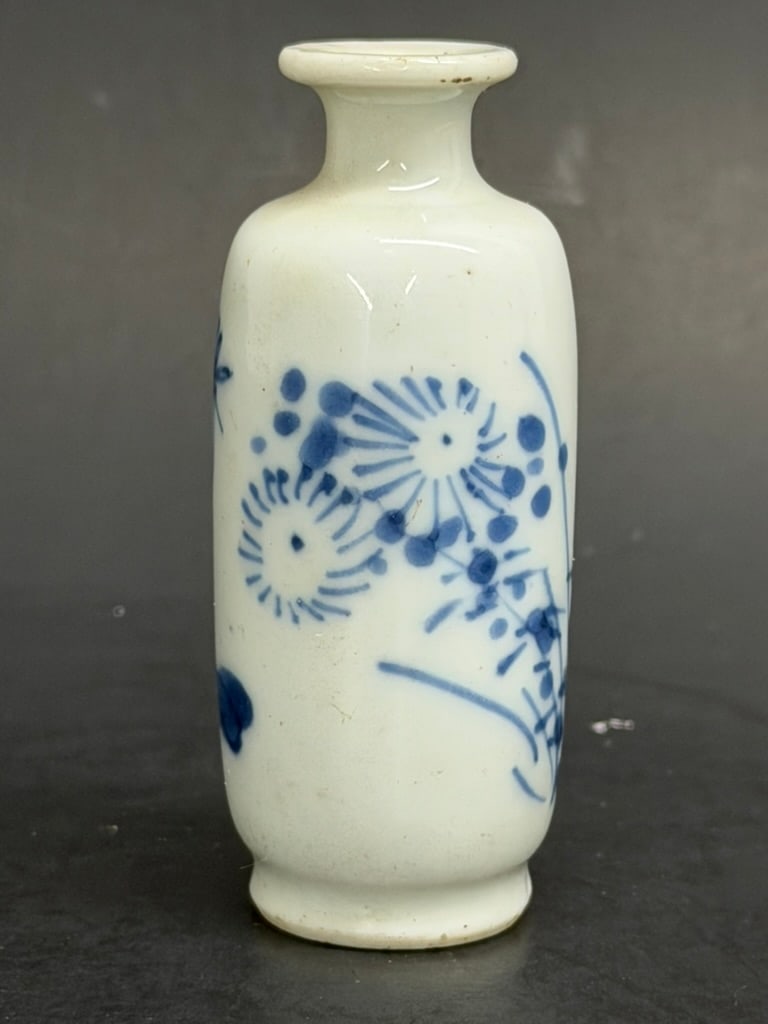 Chinese Qing Dynasty blue and white Floral snuff bottle. 19th Century : Chinese 19th Century blue and white Floral snuff bottle. No stopper. 2 1/2'' by 1 1/8"