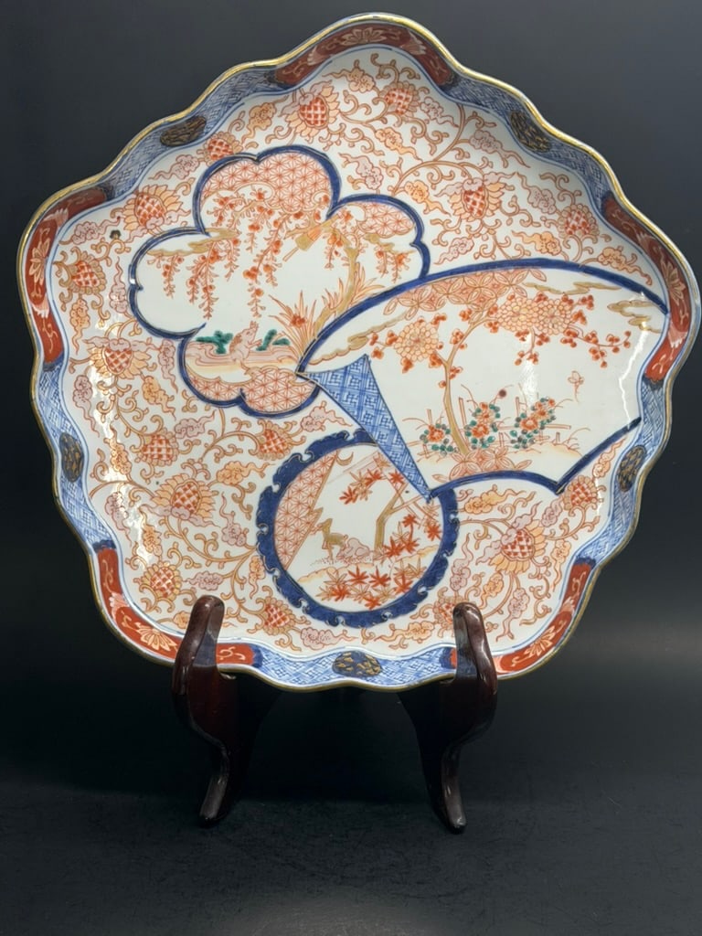 Japanese Period Imari Platter or charger with scalloped rim. (1 of 20)