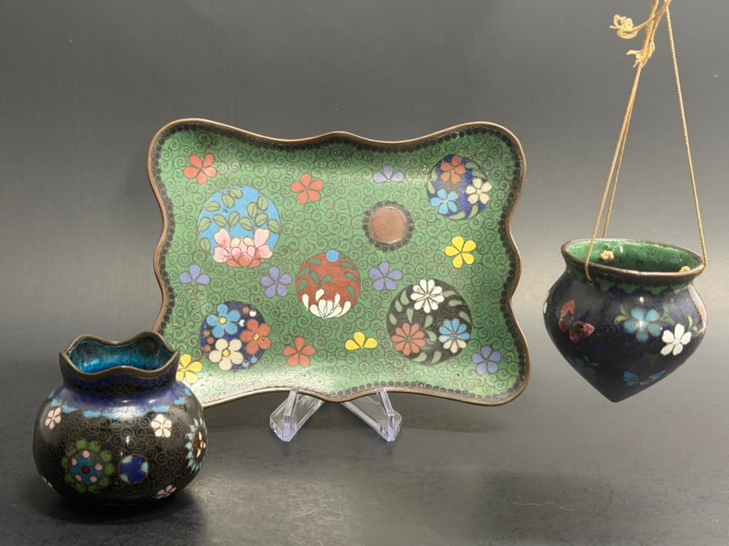 Japanese Meiji Period cloisonne comprised of a tray and 2 small vases including 1 hanging vase. 3 pi: 3 Piece lot of Japanese Meiji Period cloisonne comprised of a tray and 2 small vases including 1 hanging vase. Tray measures 5 5/8" by 4 1/4", vases are approx. 2" tall by 2" wide