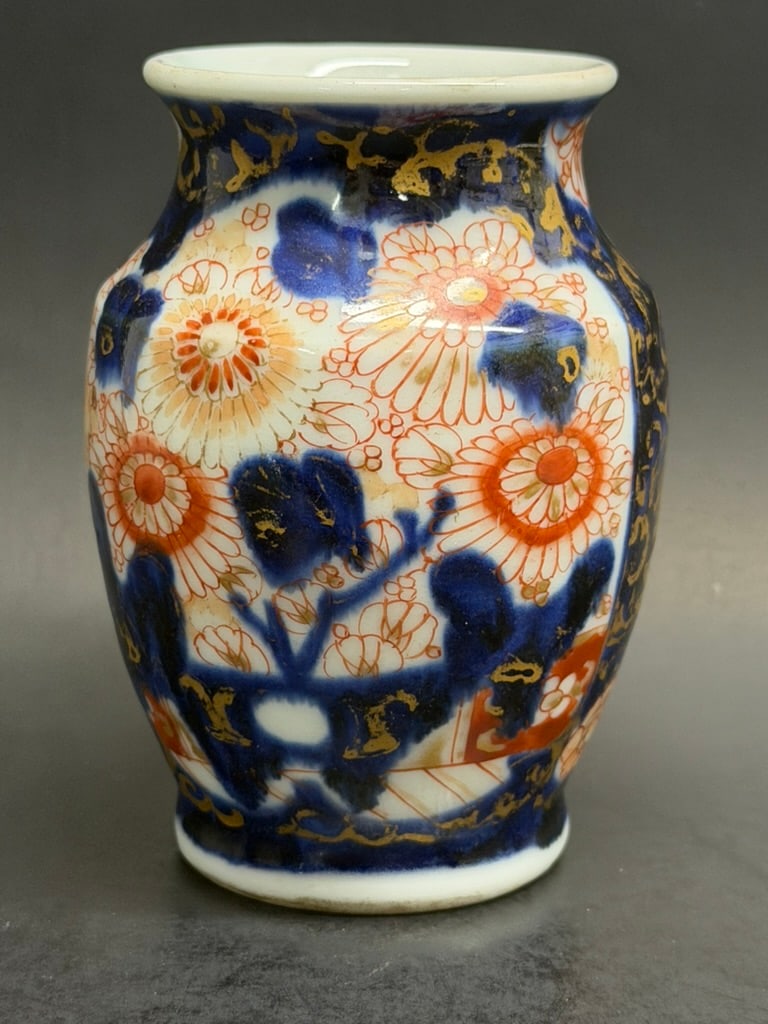 Japanese 19th century 4 1/2" Meiji Period Imari floral vase: 19th century 4 1/2" Meiji Period Imari Floral vase 4 1/2'' by 3 1/2" wide