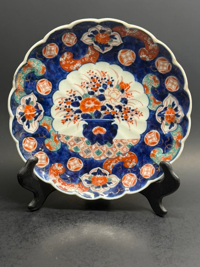 Japanese Edo Period Imari plate with scalloped edge: 19th century Japanese Imari plate with scalloped edge featuring a large floral bouquet. 8 1/2'' by 1 3/8"